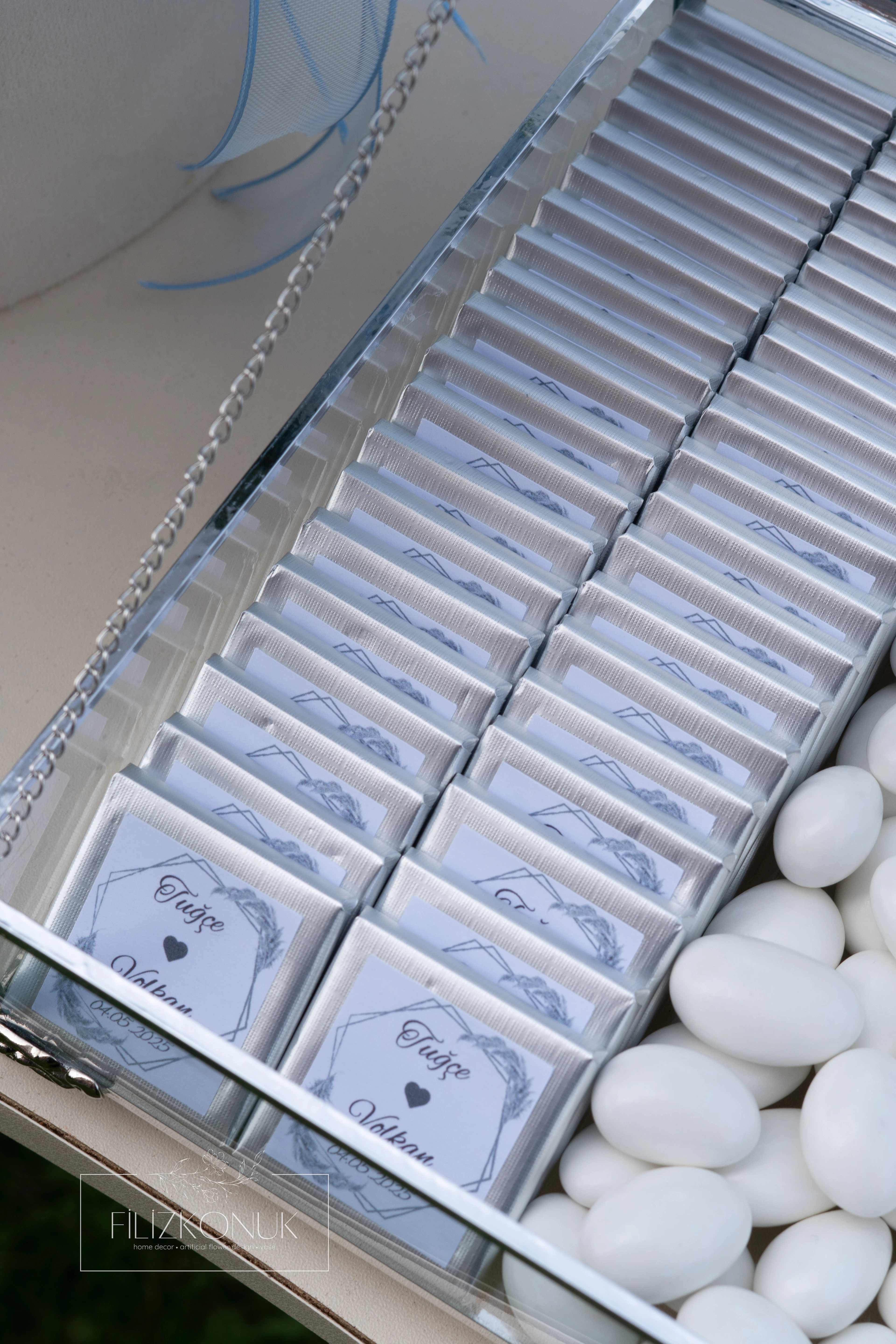 Kutuda Kız İsteme Çiçeği ve Söz Nişan Çikolata Seti - Solmayan Yapay Çiçek - Mavi Beyaz Renk Gümüş Detaylar 