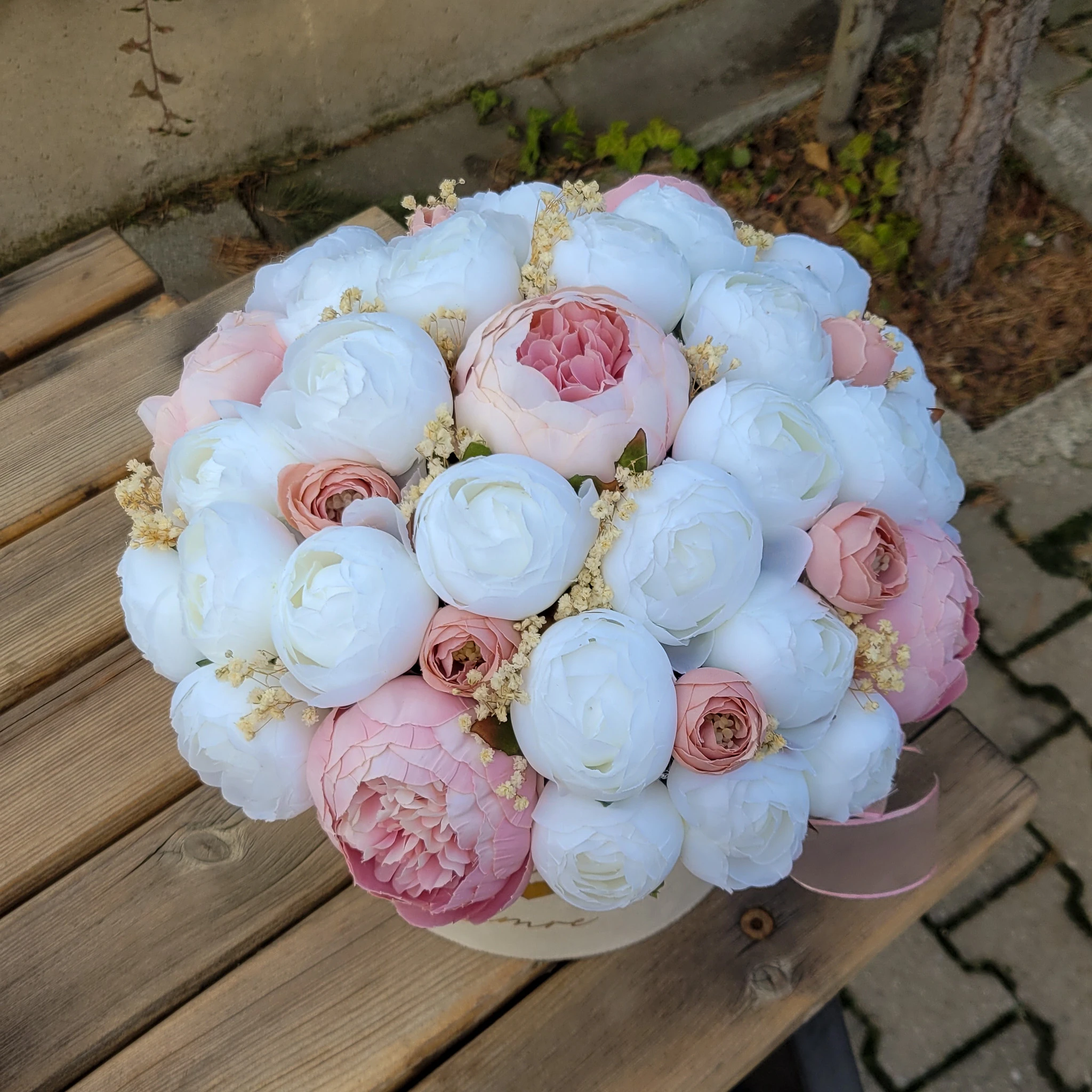 Kutuda Kız İsteme Söz Nişan Çiçeği ve Çikolatası - Solmayan Yapay Şakayık - Pembe Beyaz