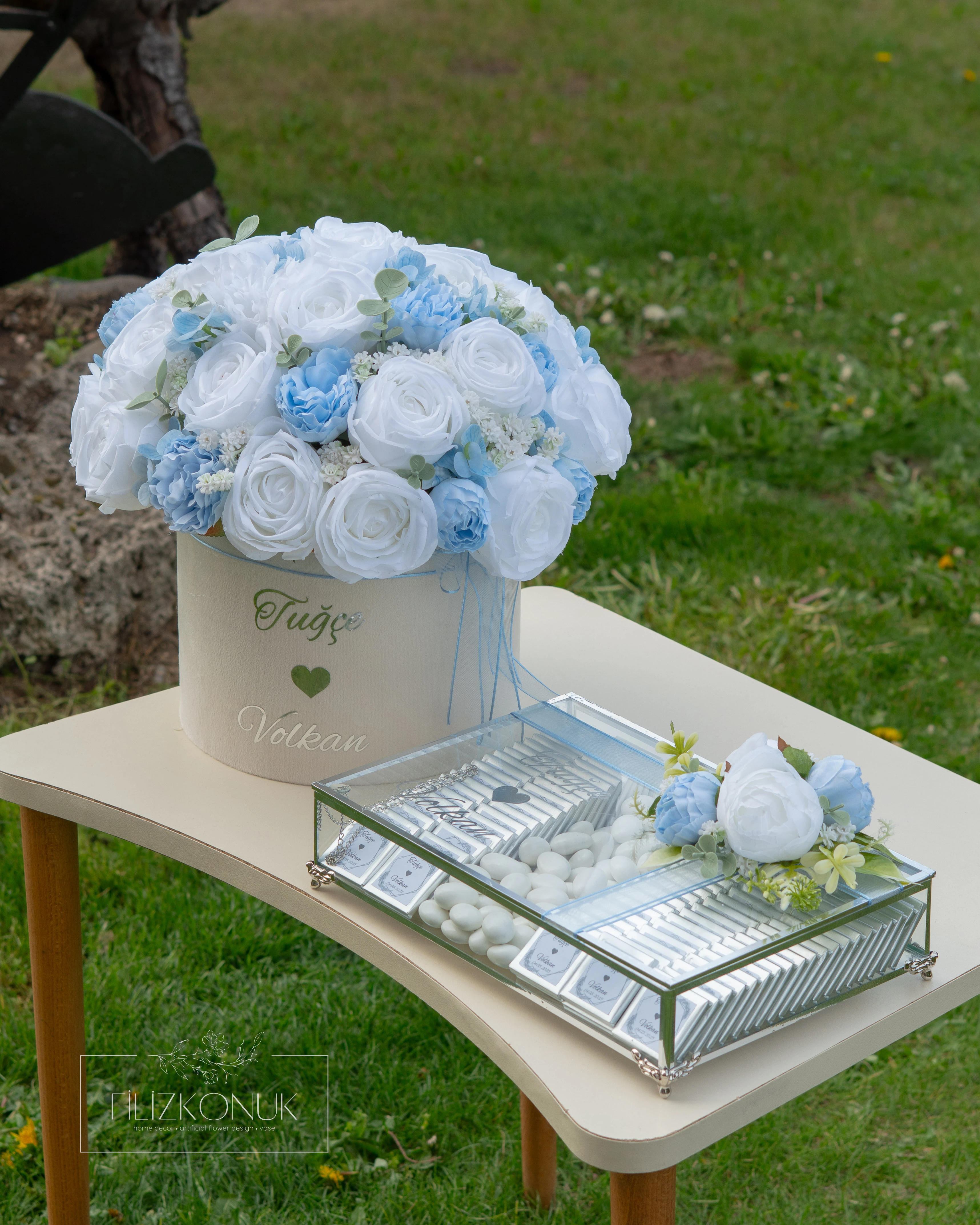 Kutuda Kız İsteme Çiçeği ve Söz Nişan Çikolata Seti - Solmayan Yapay Çiçek - Mavi Beyaz Renk Gümüş Detaylar 