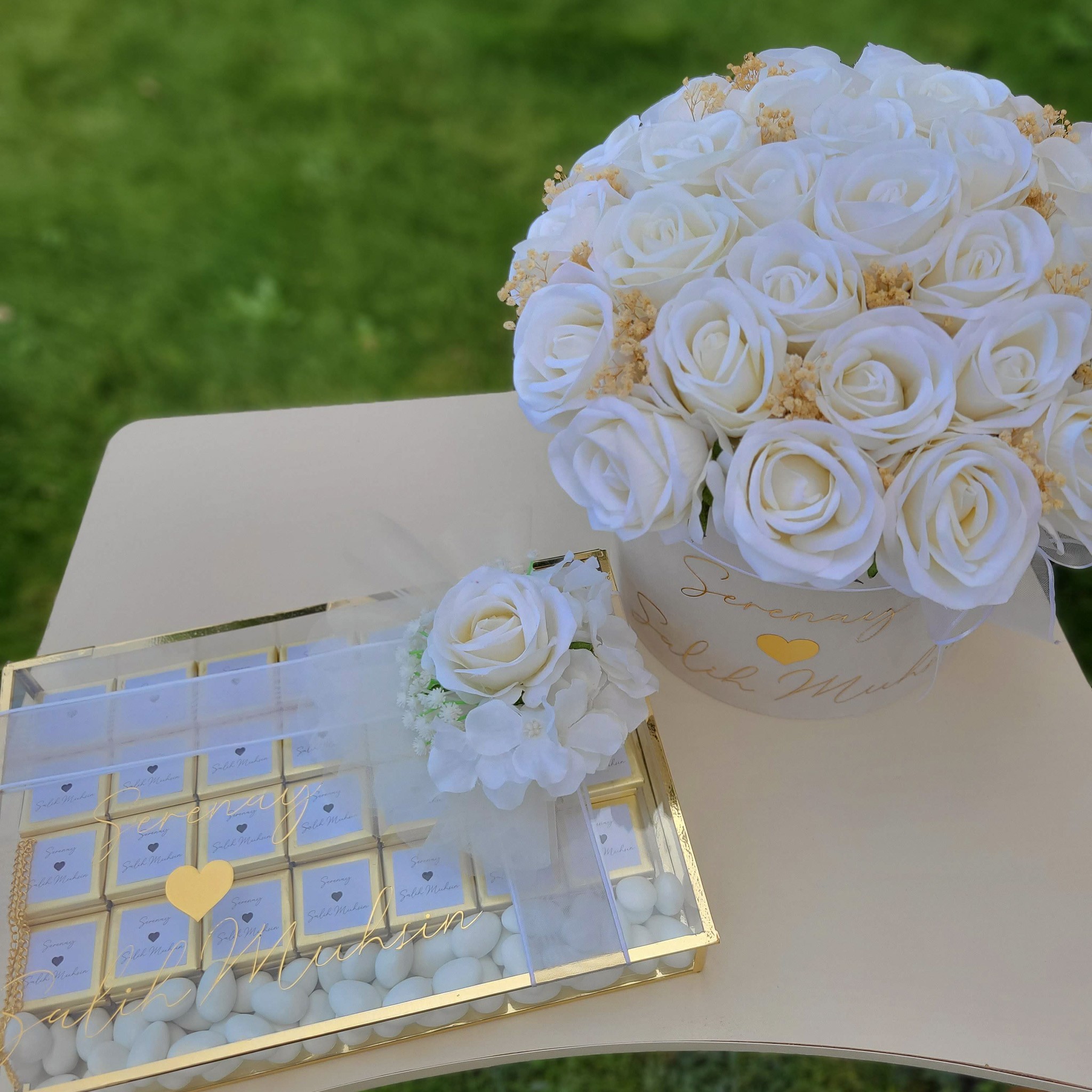 Kutuda Gül Kız İsteme Söz Çiçeği Nişan Çikolatası - Beyaz Gül Seti - Gold Renk Yazı