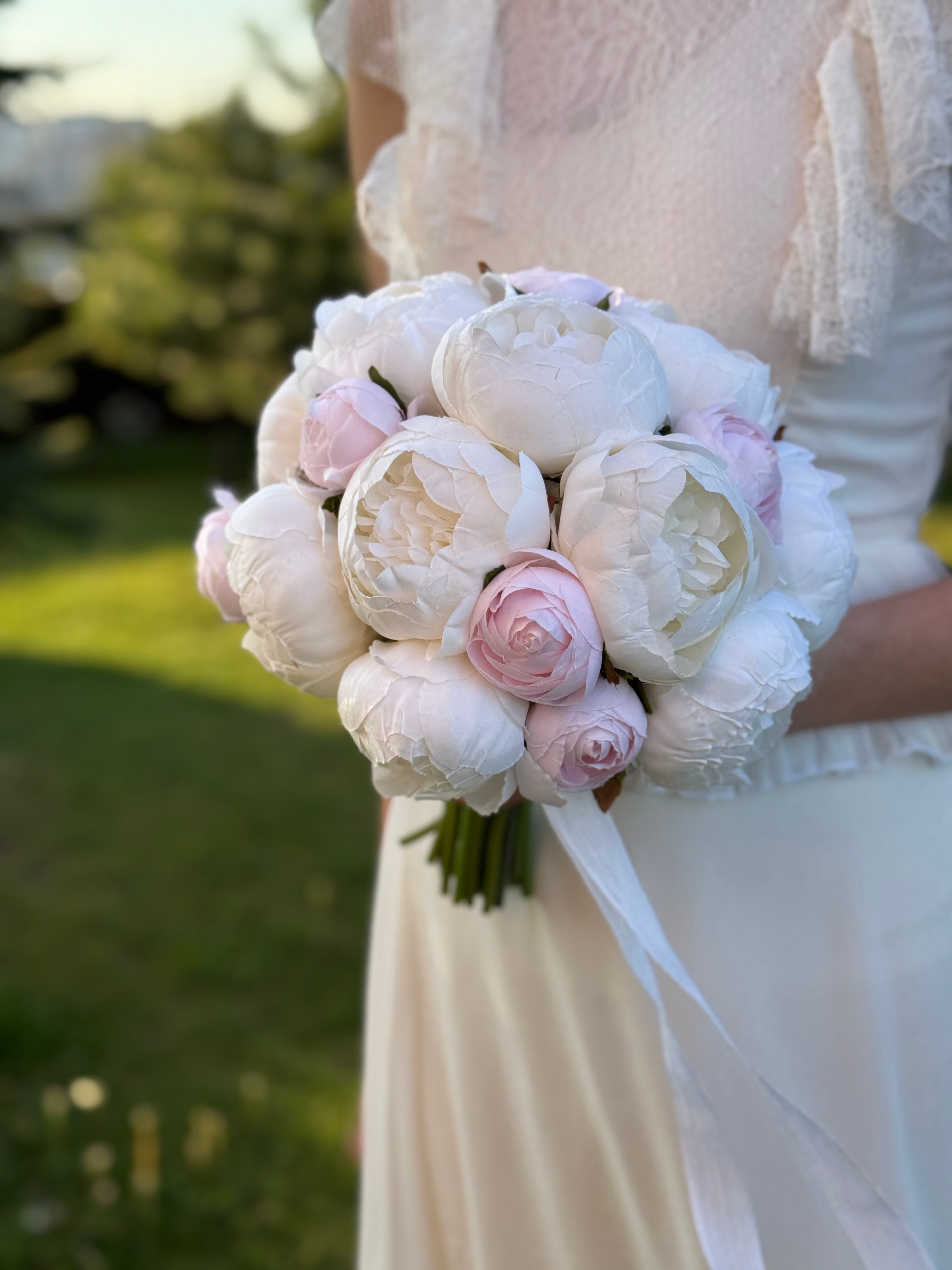 Pudra Pembe Kırık Beyaz Şakayık Soft Renklerde Sade Gelin Buketi Nikah Çiçeği