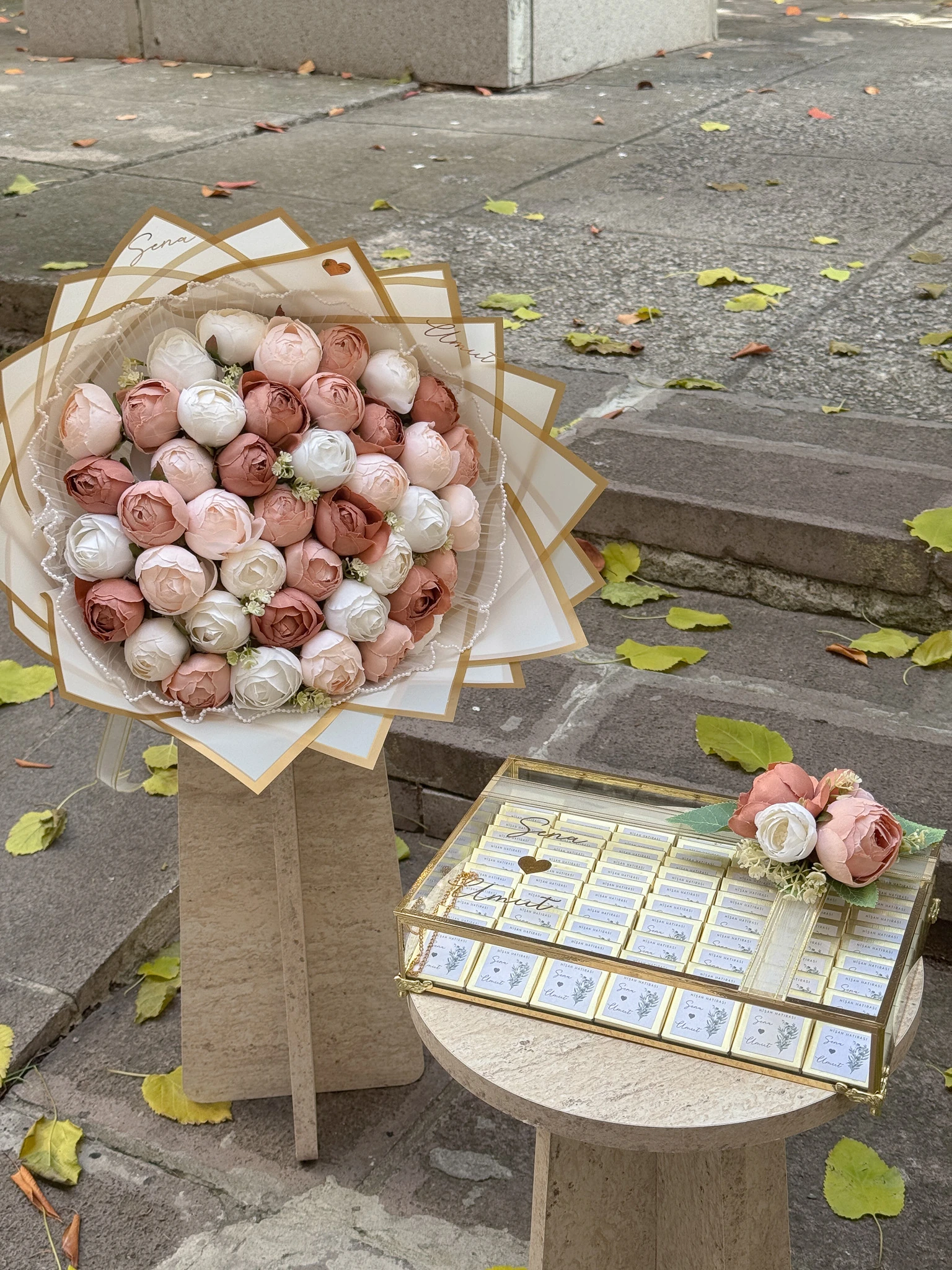 Kız İsteme Çiçeği, Nişan Söz Buketi Yapay Çiçek ve Cam Çikolata Kutusu, Gümüş İsimli Kare Çikolata