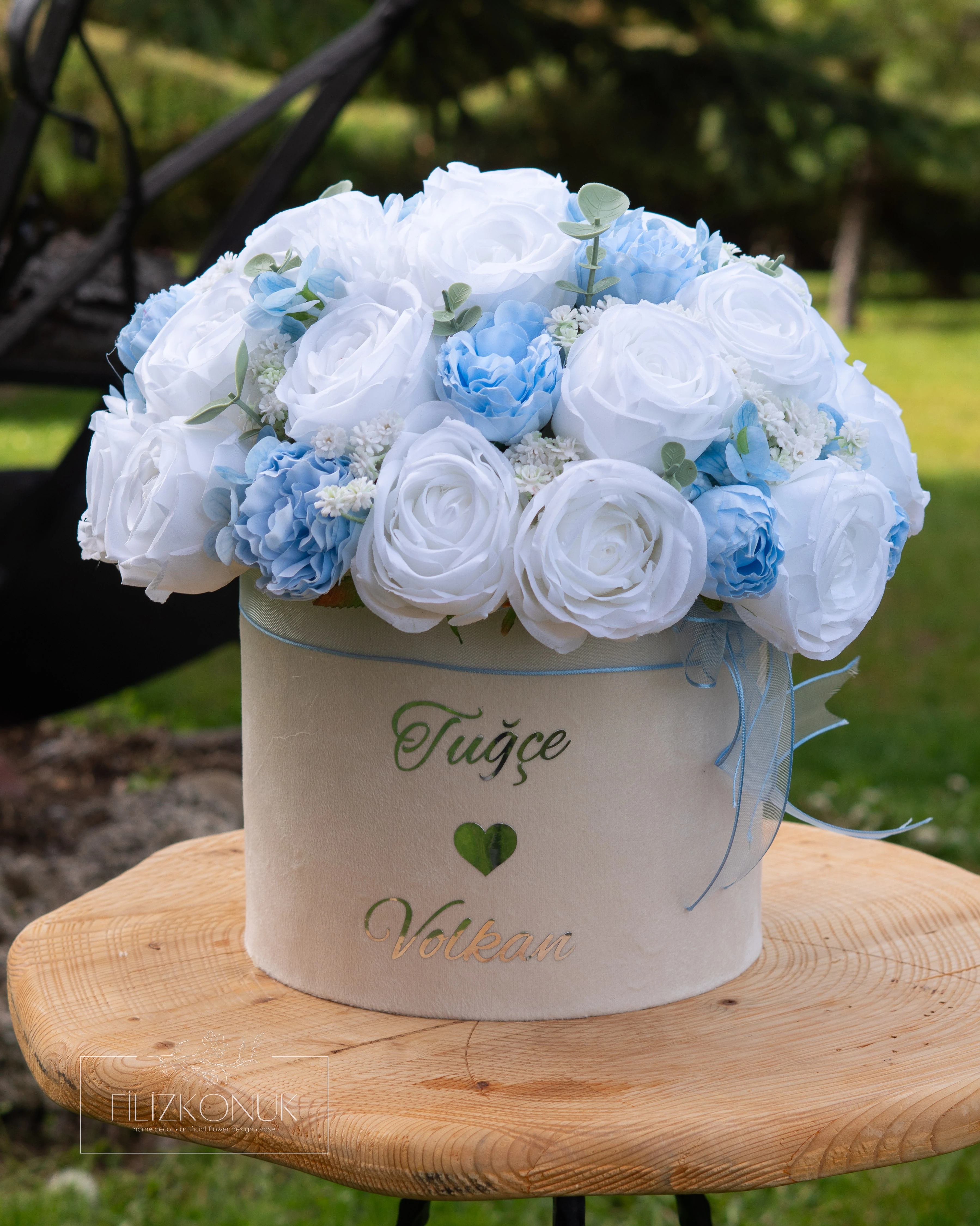 Kutuda Kız İsteme Çiçeği ve Söz Nişan Çikolata Seti - Solmayan Yapay Çiçek - Mavi Beyaz Renk Gümüş Detaylar 