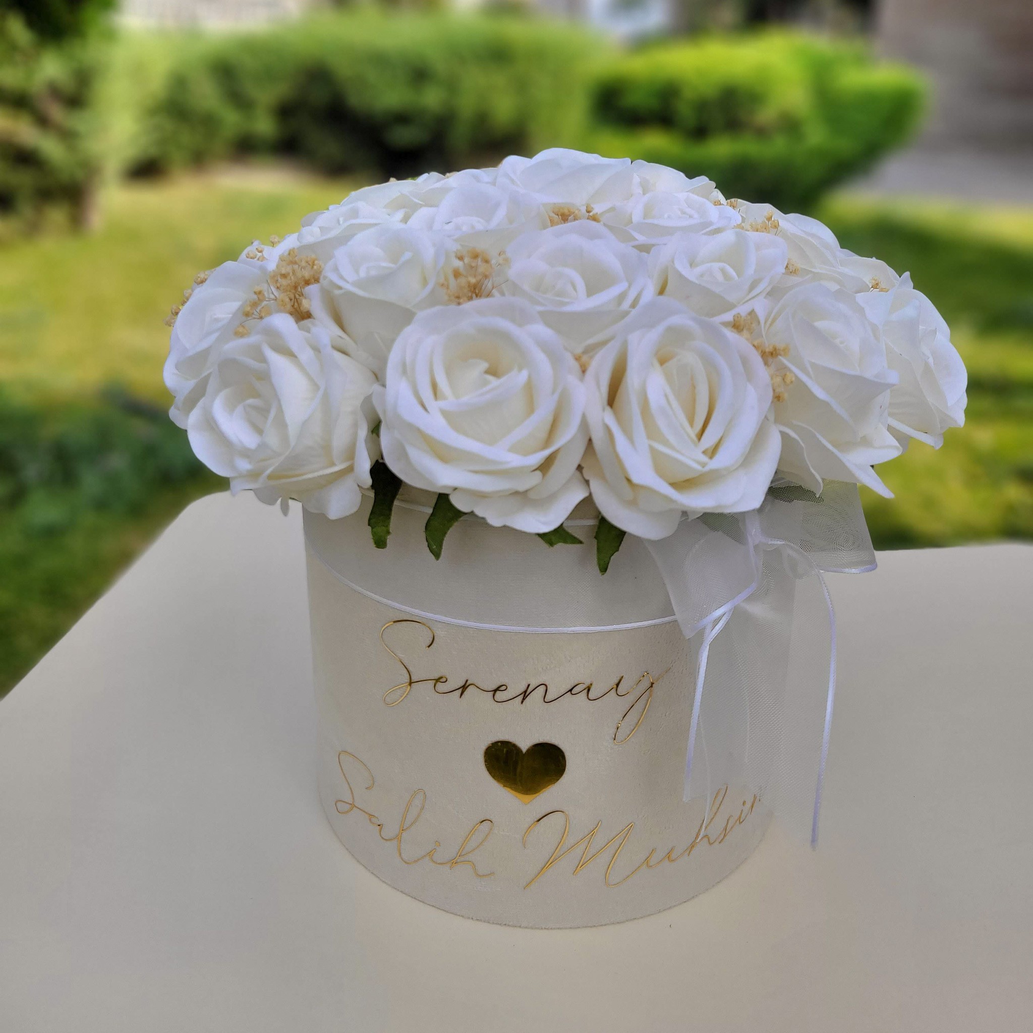 Kutuda Gül Kız İsteme Söz Çiçeği Nişan Çikolatası - Beyaz Gül Seti - Gold Renk Yazı