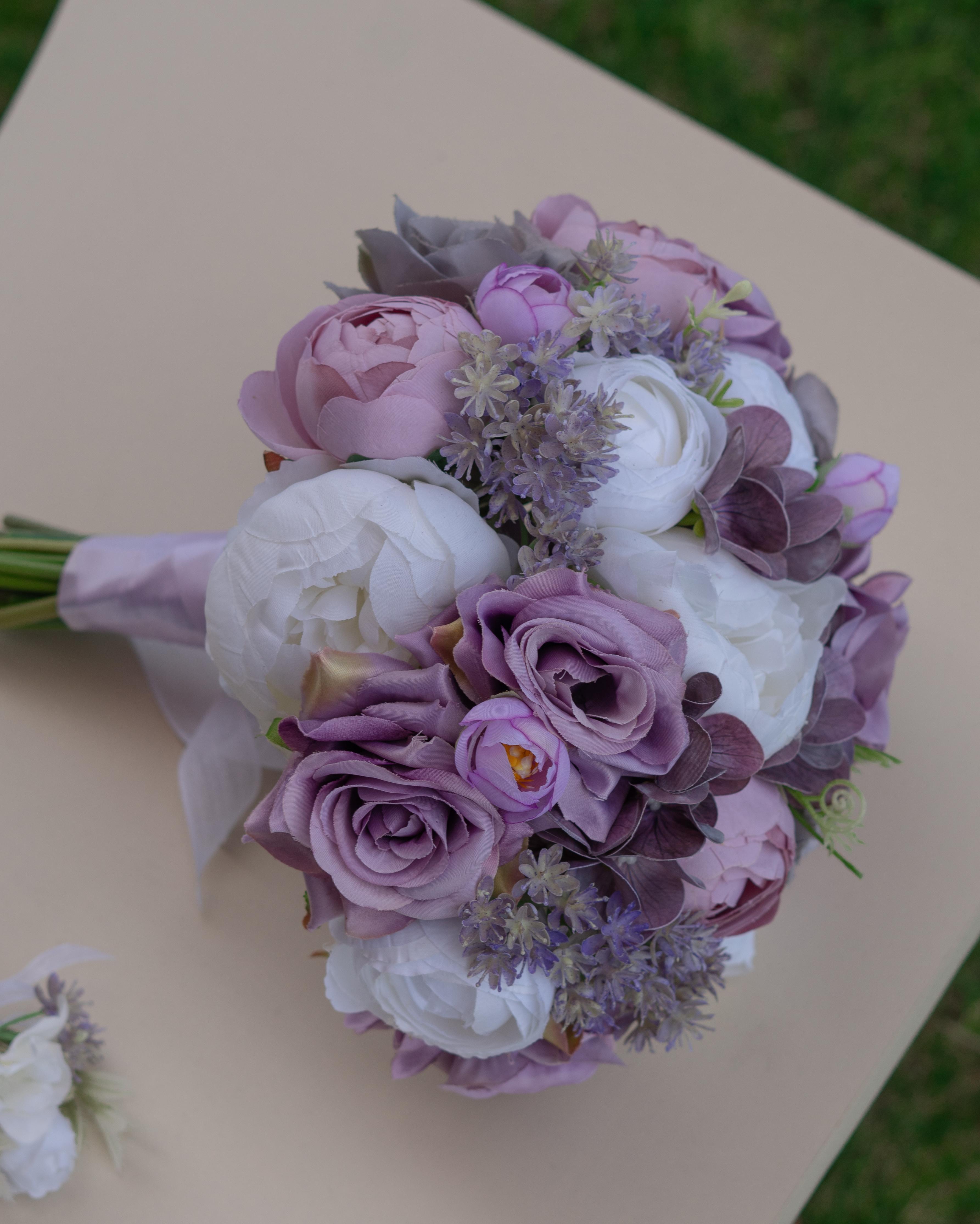 Gelin Buketi Lila Mor Beyaz Renkler Nişan, Nikah El Çiçeği, Solmayan Yapay Çiçek ve Damat Yaka Çiçeği Hediyeli