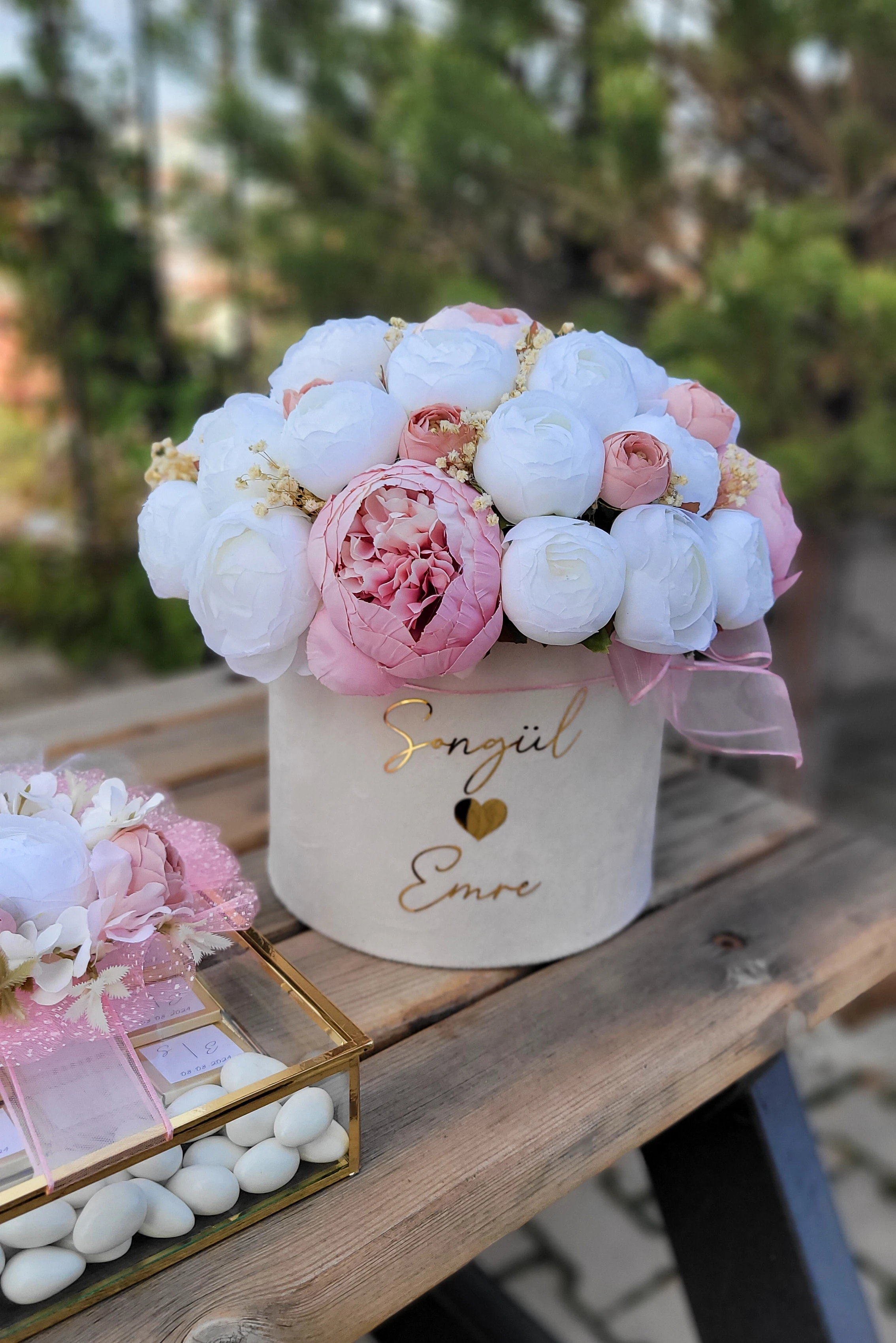 Kutuda Kız İsteme Söz Nişan Çiçeği ve Çikolatası - Solmayan Yapay Şakayık - Pembe Beyaz