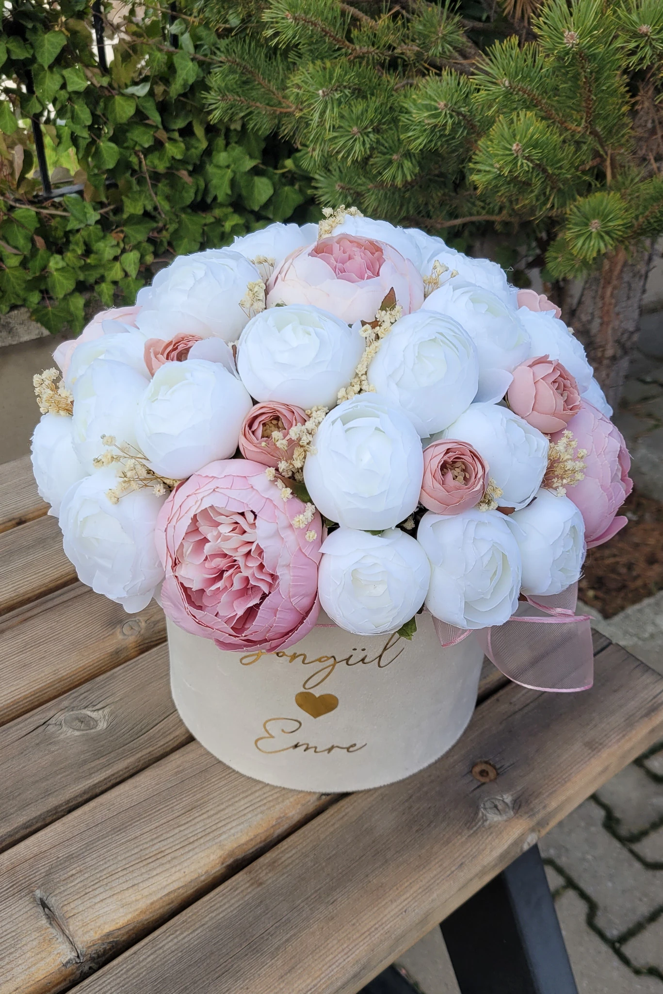 Kutuda Kız İsteme Söz Nişan Çiçeği ve Çikolatası - Solmayan Yapay Şakayık - Pembe Beyaz