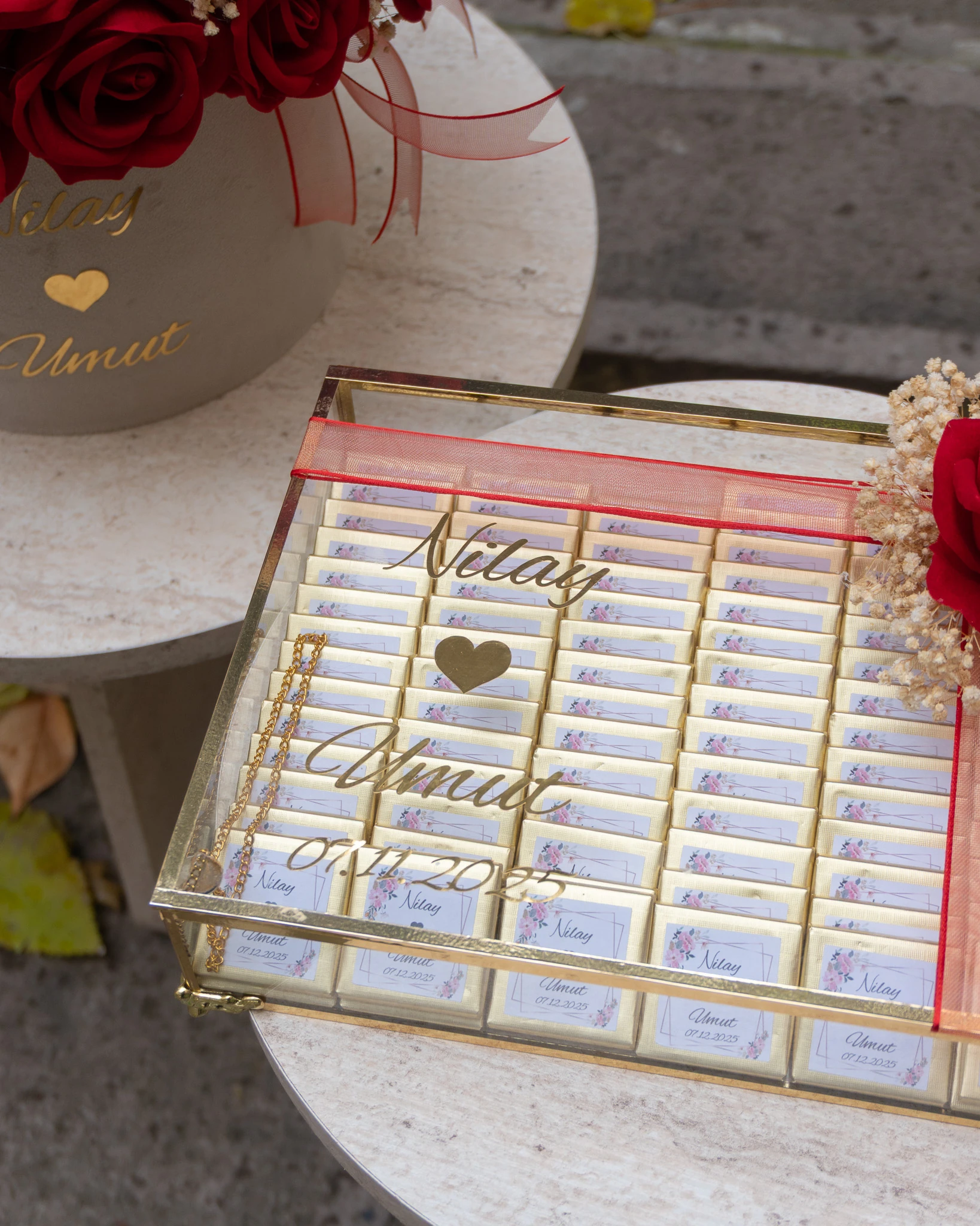 Kutuda Gül Kız İsteme Çiçeği ve Cam Kutuda İsimli Nikah Şekeri Söz Nişan Çikolata Seti