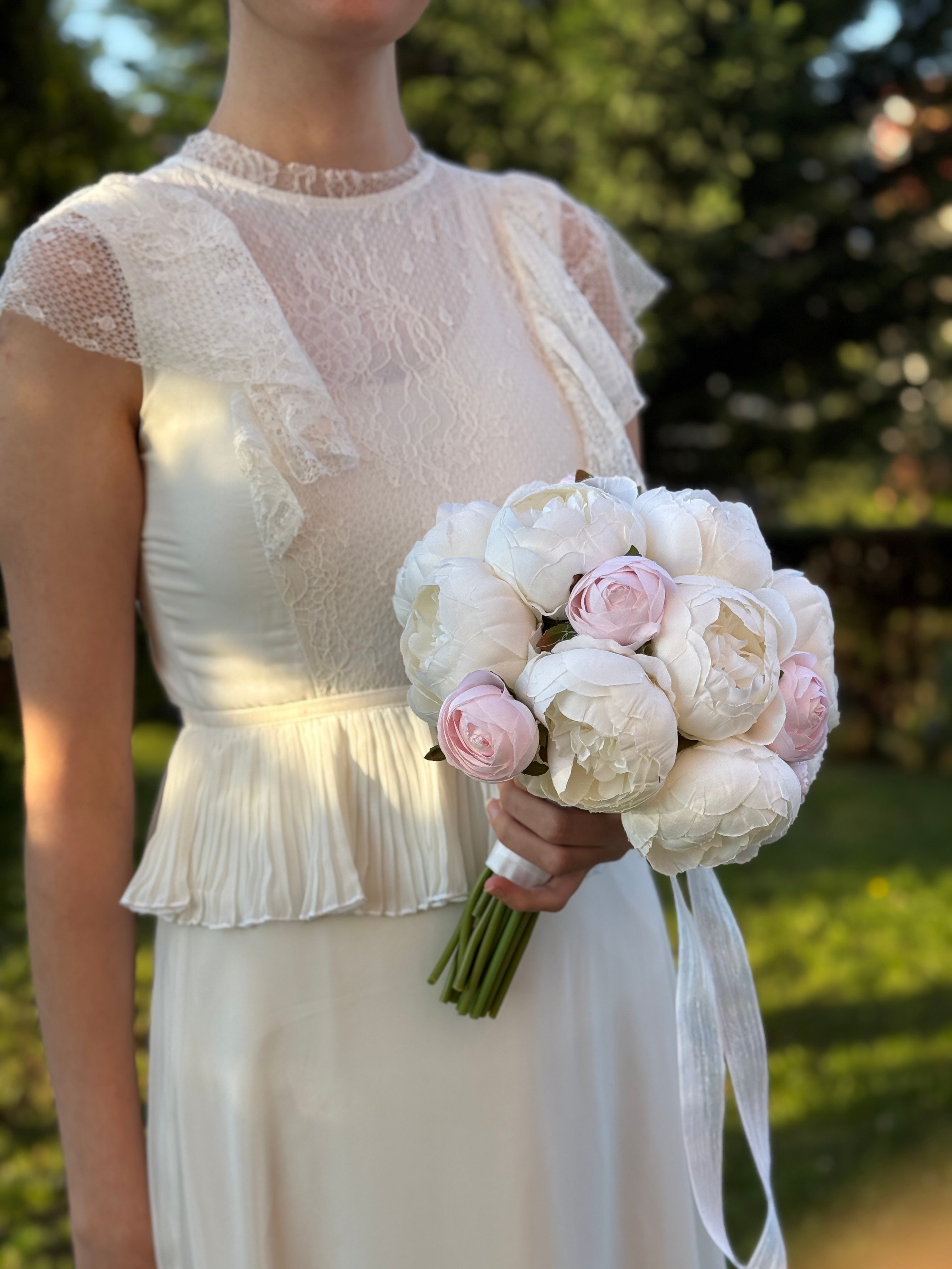 Pudra Pembe Kırık Beyaz Şakayık Soft Renklerde Sade Gelin Buketi Nikah Çiçeği
