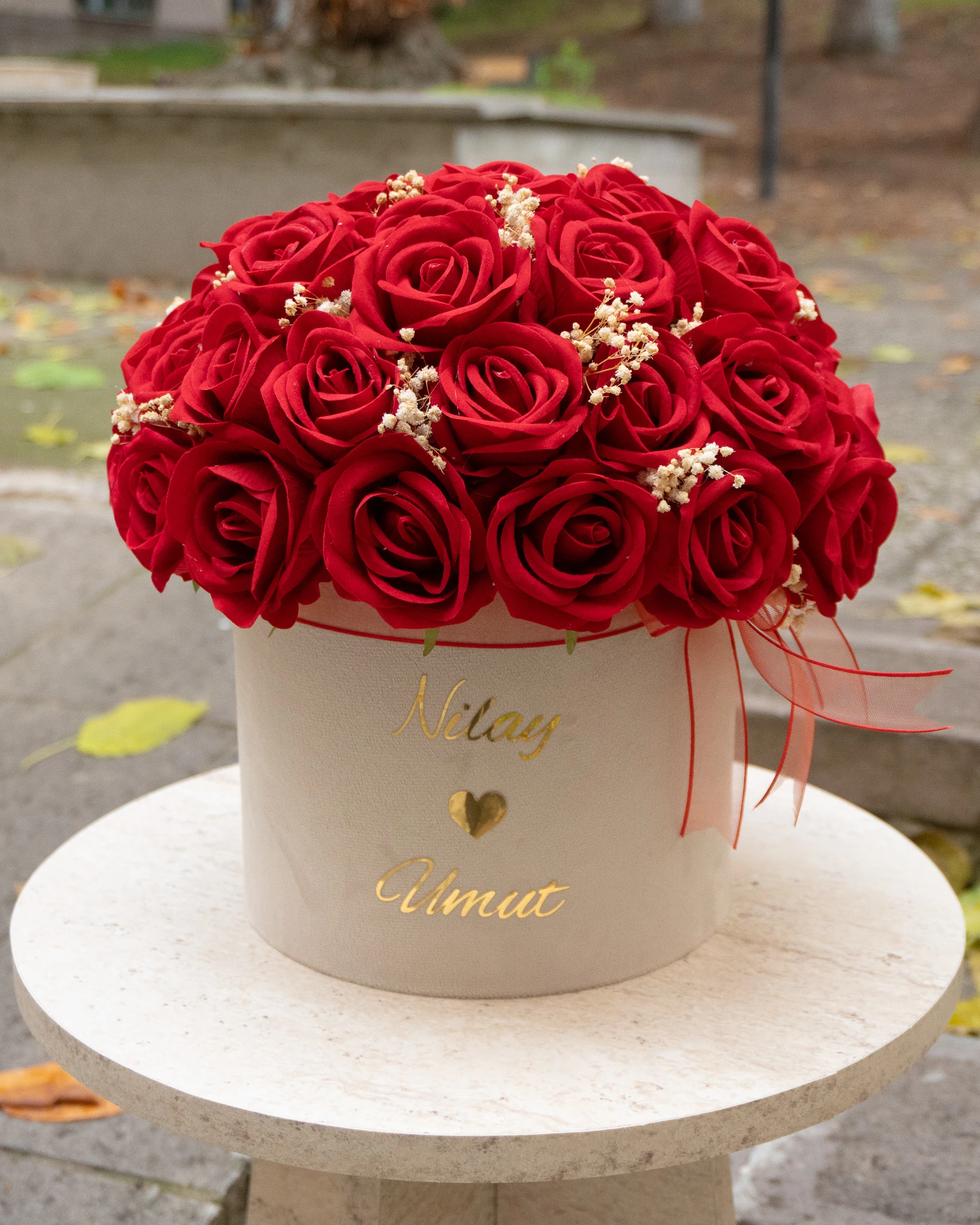 Kutuda Gül Kız İsteme Çiçeği ve Cam Kutuda İsimli Nikah Şekeri Söz Nişan Çikolata Seti