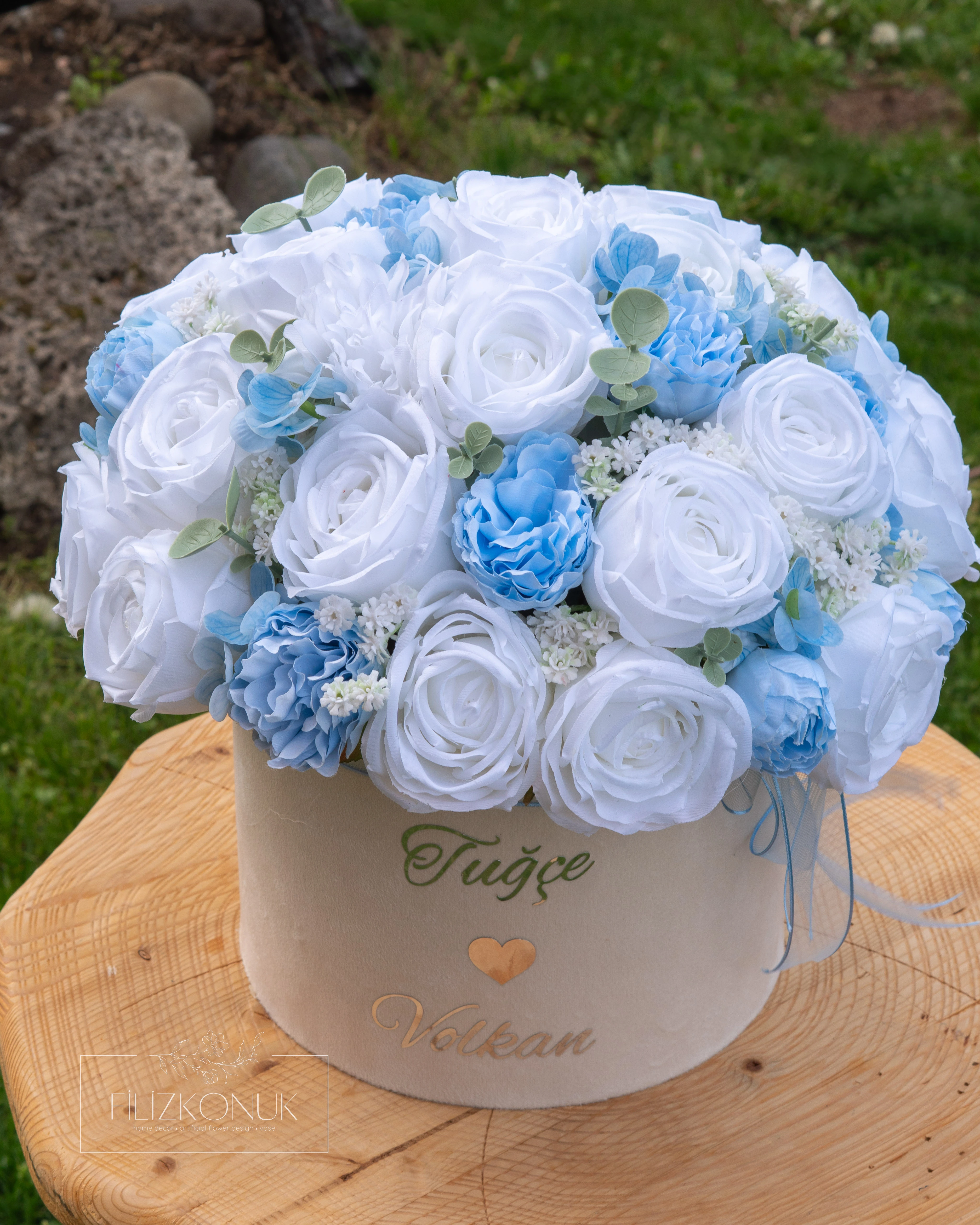 Kutuda Kız İsteme Çiçeği ve Söz Nişan Çikolata Seti - Solmayan Yapay Çiçek - Mavi Beyaz Renk Gümüş Detaylar 