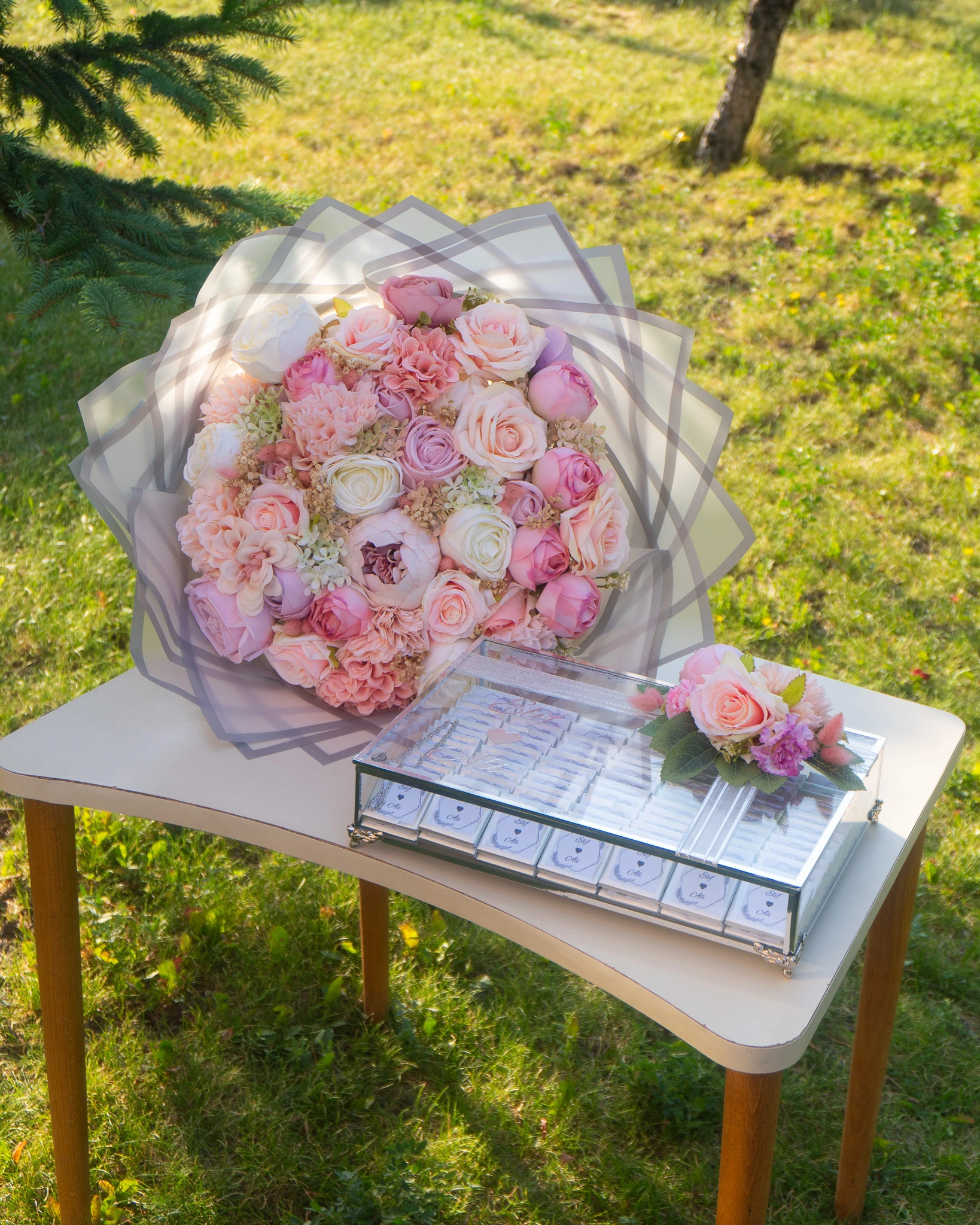 Kız İsteme Çiçeği, Nişan Söz Buketi Yapay Çiçek ve Cam Çikolata Kutusu, Gümüş İsimli Kare Çikolata 