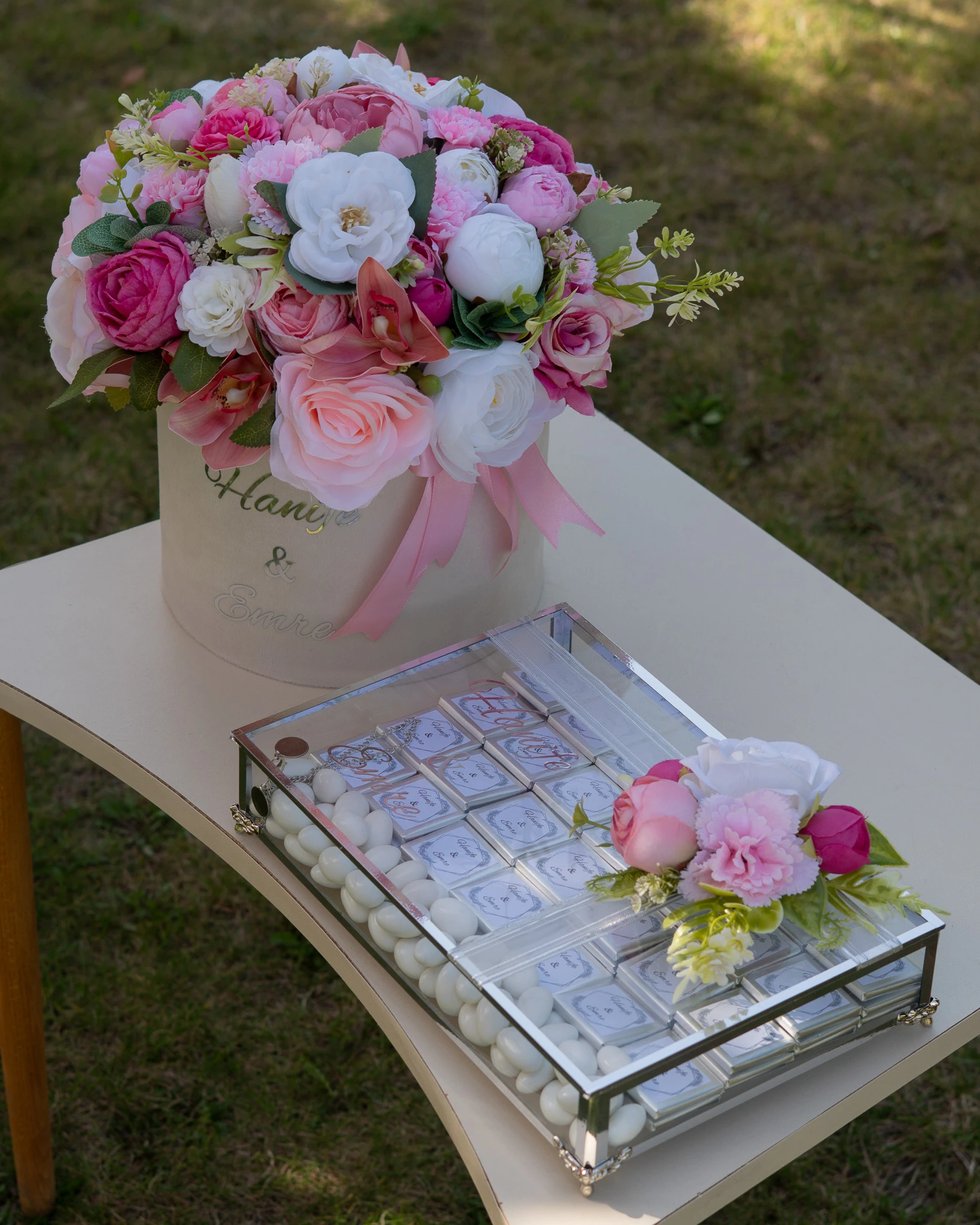 Kutuda Kız İsteme Çiçeği ve Söz Nişan Çikolata Seti - Solmayan Yapay Çiçek - Pembe Renk Gümüş Detaylar 