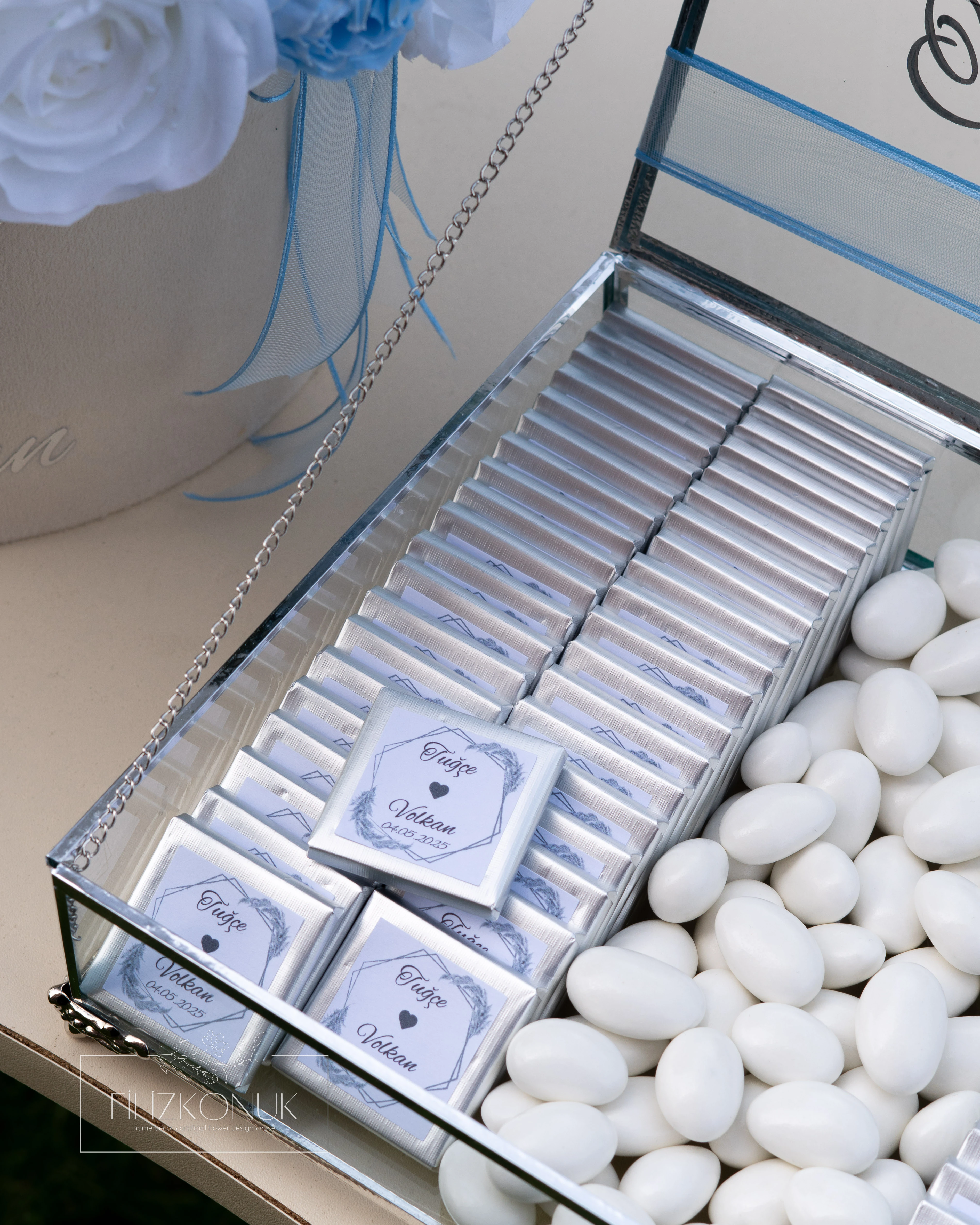 Kutuda Kız İsteme Çiçeği ve Söz Nişan Çikolata Seti - Solmayan Yapay Çiçek - Mavi Beyaz Renk Gümüş Detaylar 