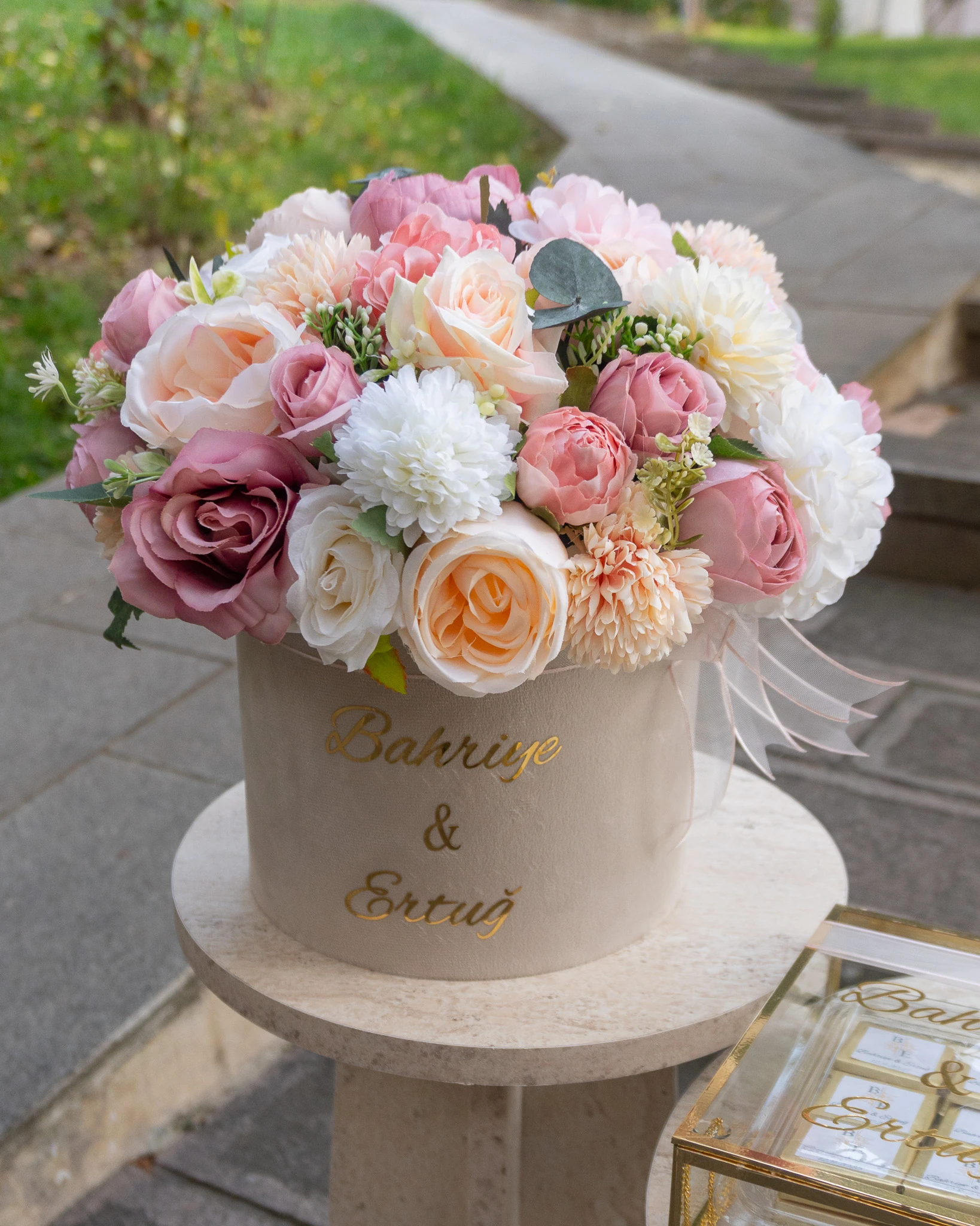 Kutuda Kahverengi Şakayık İsteme Çiçeği ve Çikolatası