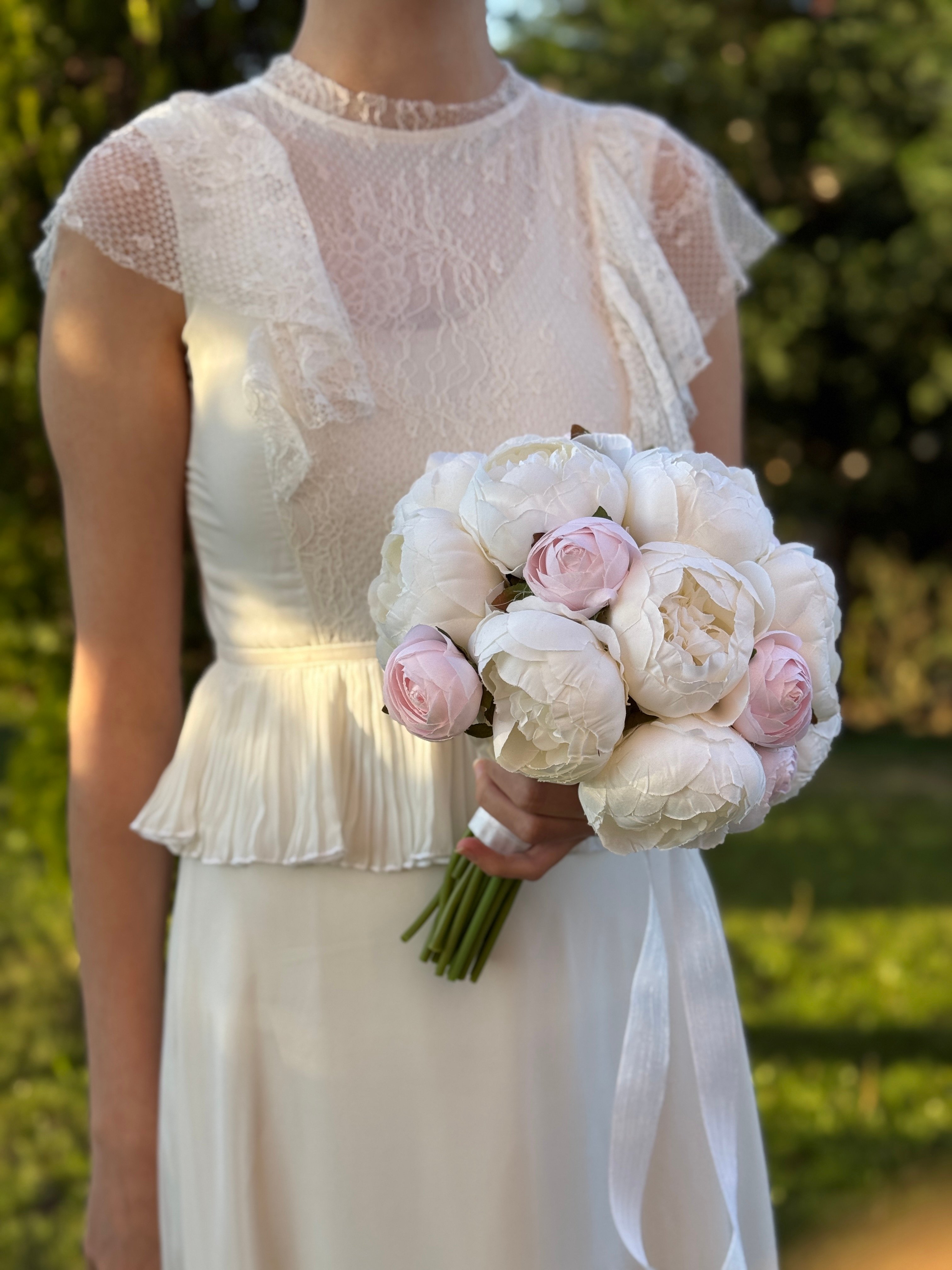 Pudra Pembe Kırık Beyaz Şakayık Soft Renklerde Sade Gelin Buketi Nikah Çiçeği