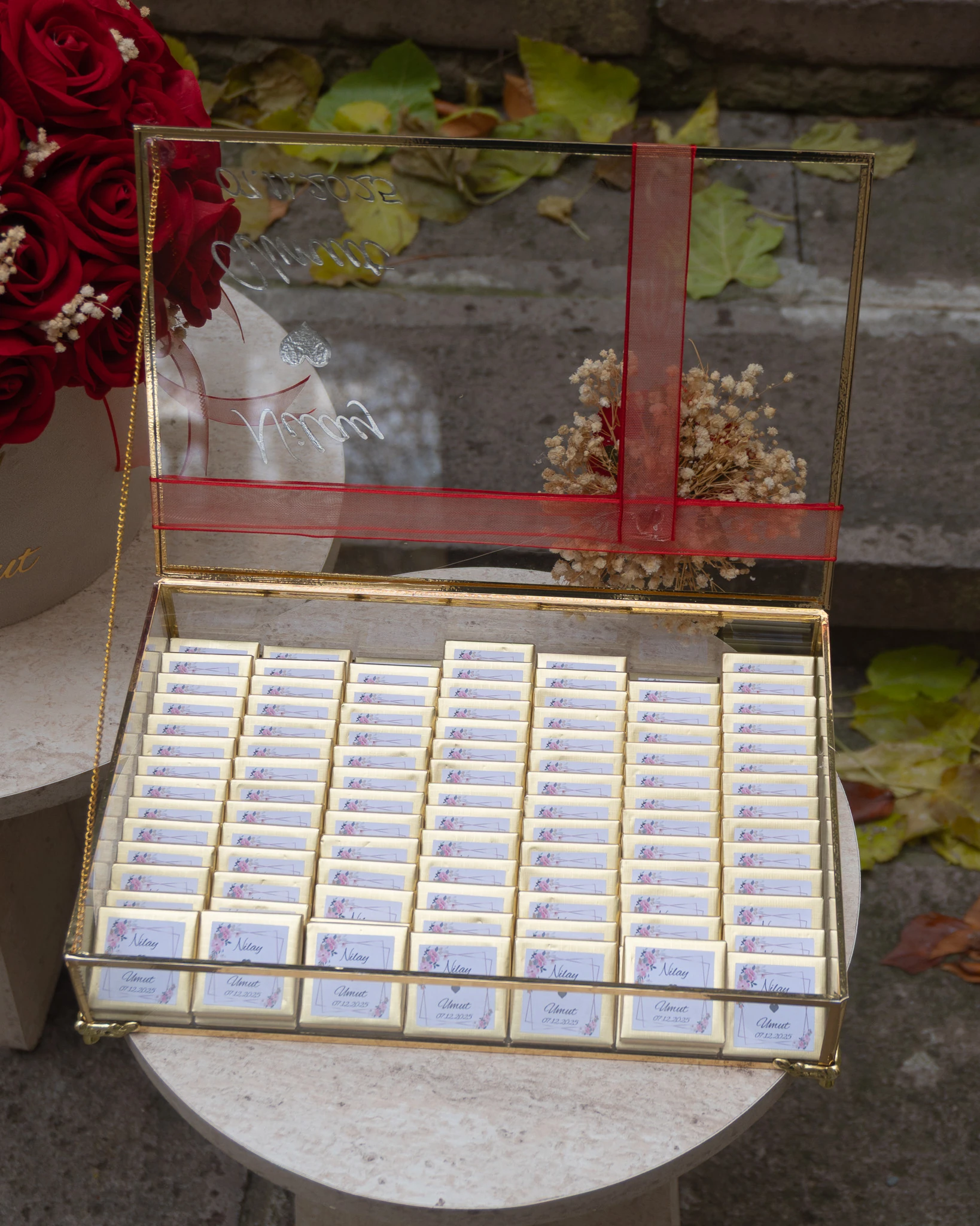 Kutuda Gül Kız İsteme Çiçeği ve Cam Kutuda İsimli Nikah Şekeri Söz Nişan Çikolata Seti