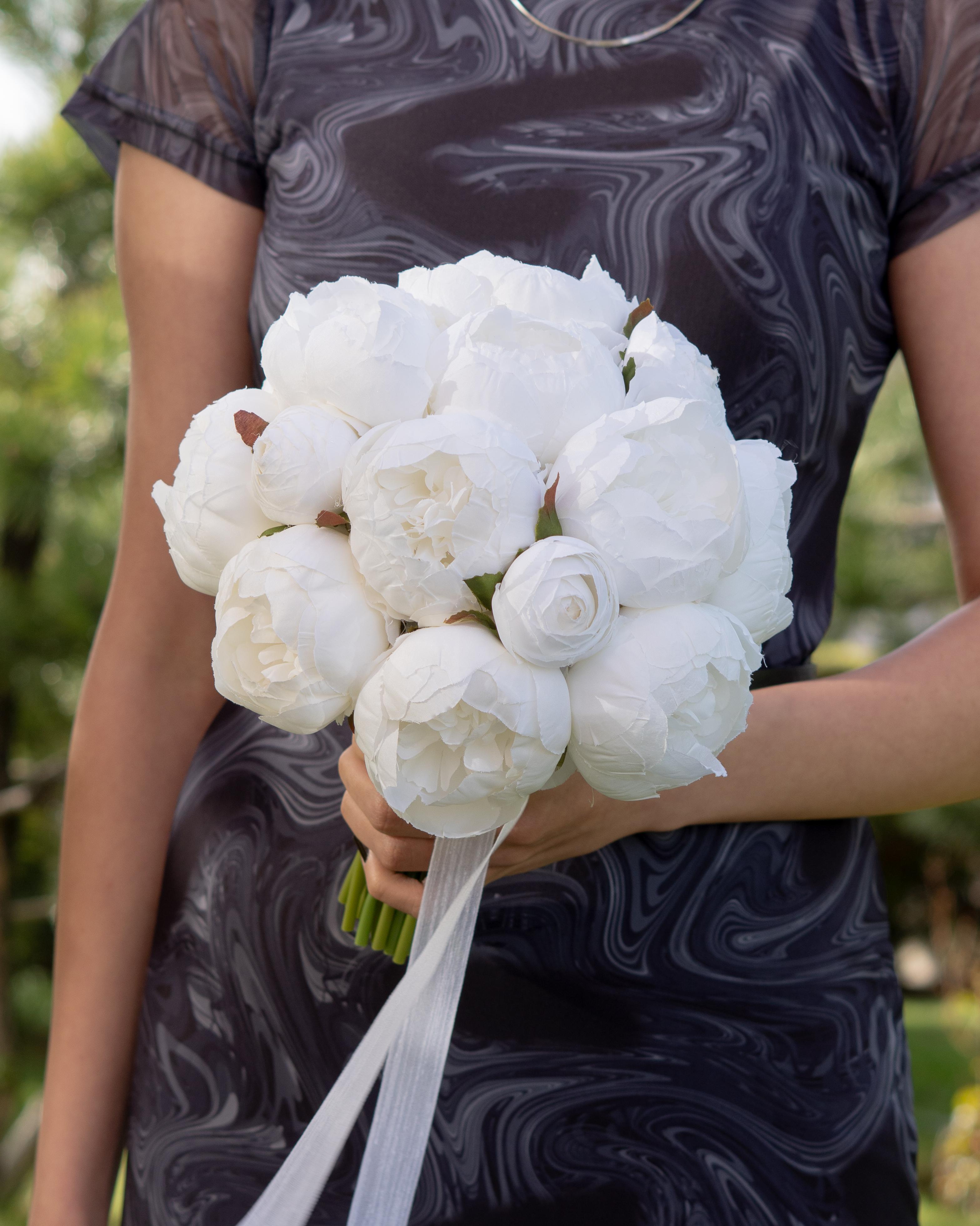 Gelin Buketi Nişan Nikah El Çiçeği Beyaz Sade Renkler ile Hazırlandı