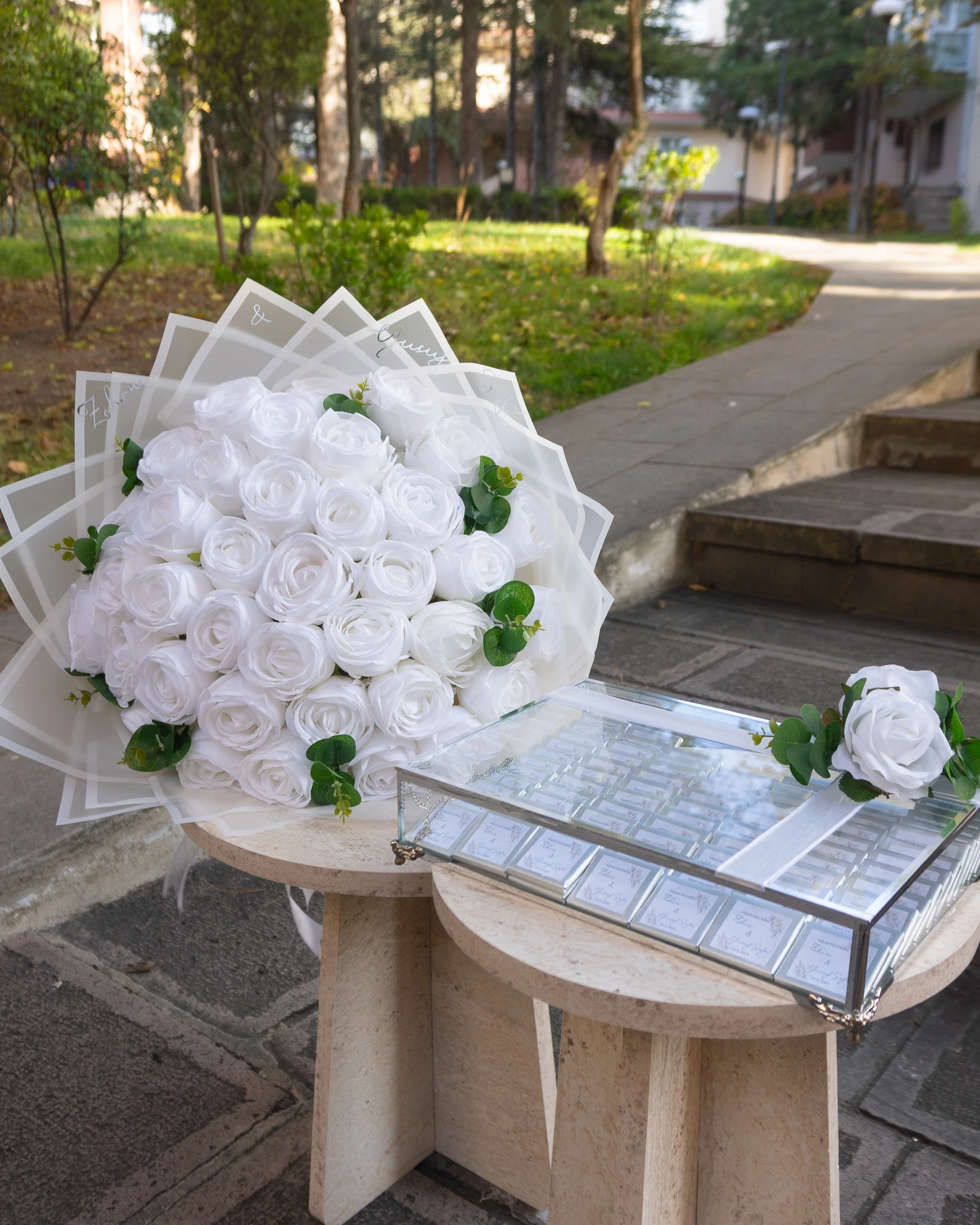 Beyaz Gül Buketi Kız İsteme Çiçeği, Söz Nişan Organizasyonu Yapay Çiçek ve Çikolata 