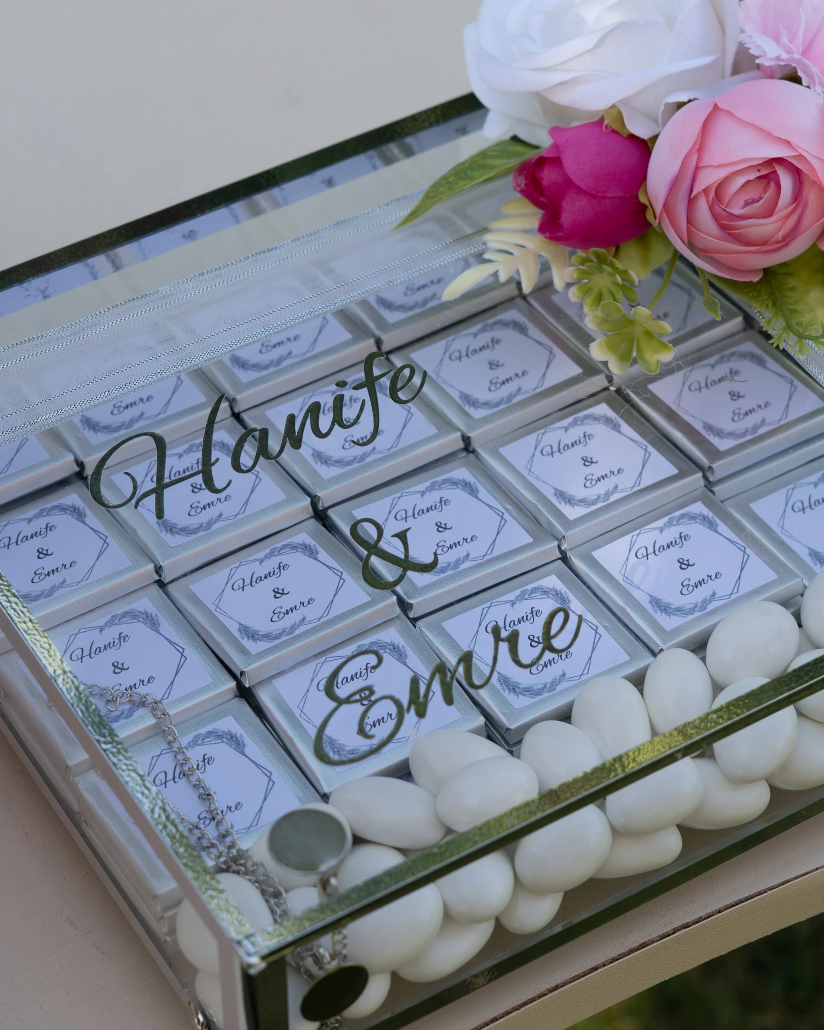 Kutuda Kız İsteme Çiçeği ve Söz Nişan Çikolata Seti - Solmayan Yapay Çiçek - Pembe Renk Gümüş Detaylar 