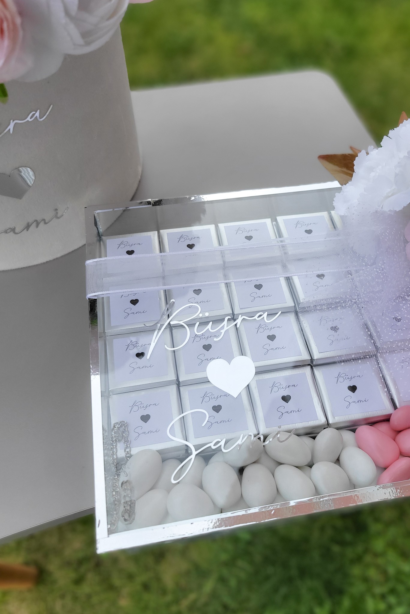 Kutuda Kız İsteme Söz Nişan Çiçeği ve Çikolatası - Solmayan Yapay Şakayık - Pembe Gümüş Renk