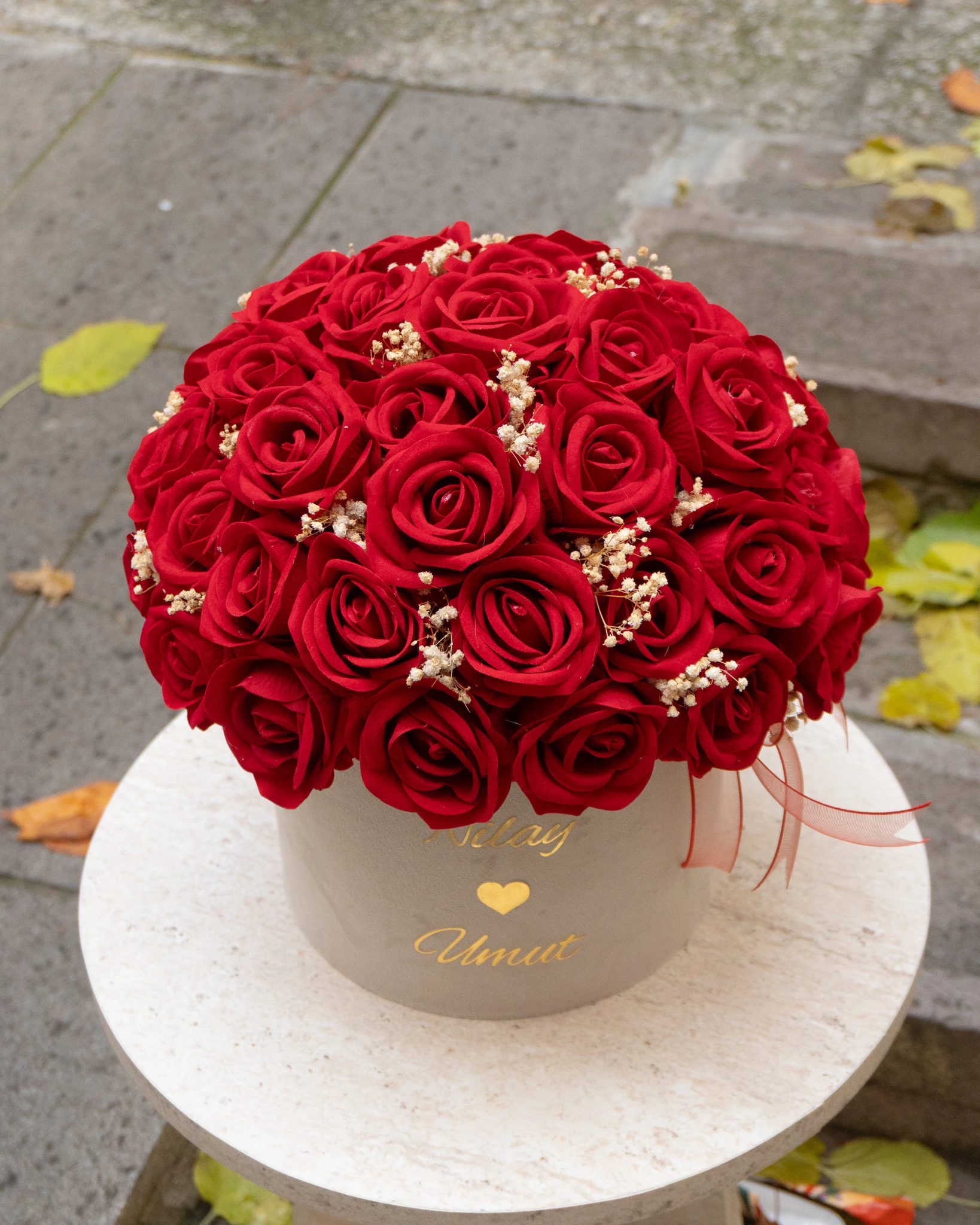 Kutuda Gül Kız İsteme Çiçeği ve Cam Kutuda İsimli Nikah Şekeri Söz Nişan Çikolata Seti