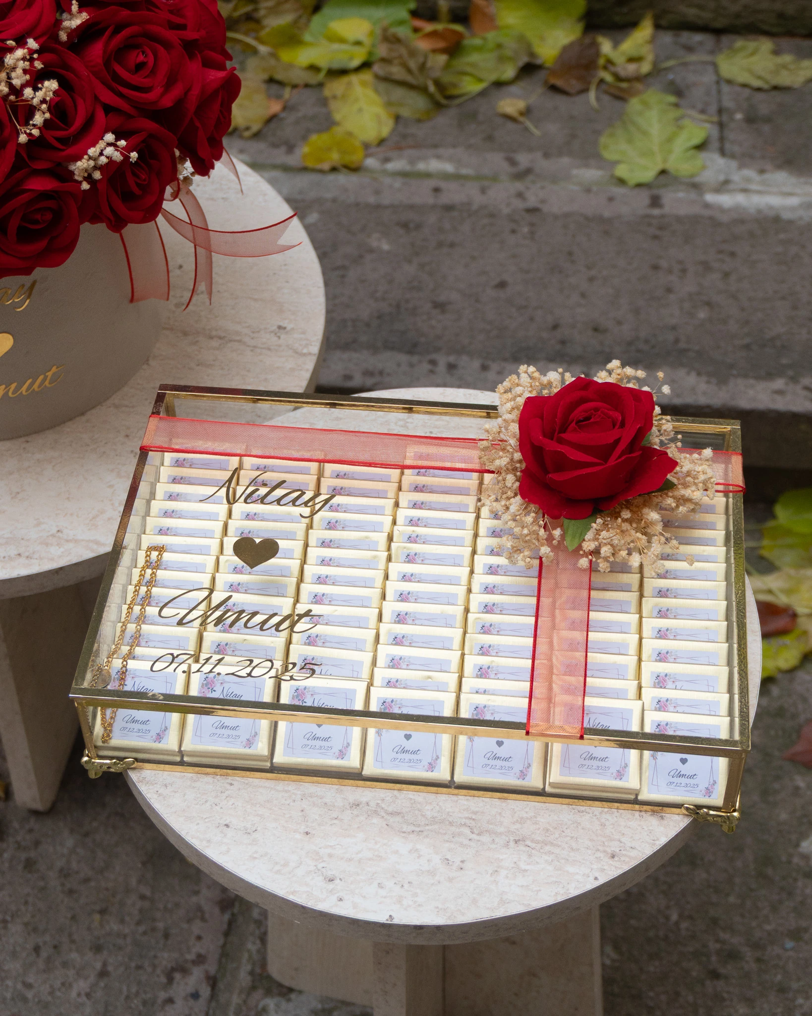 Kutuda Gül Kız İsteme Çiçeği ve Cam Kutuda İsimli Nikah Şekeri Söz Nişan Çikolata Seti