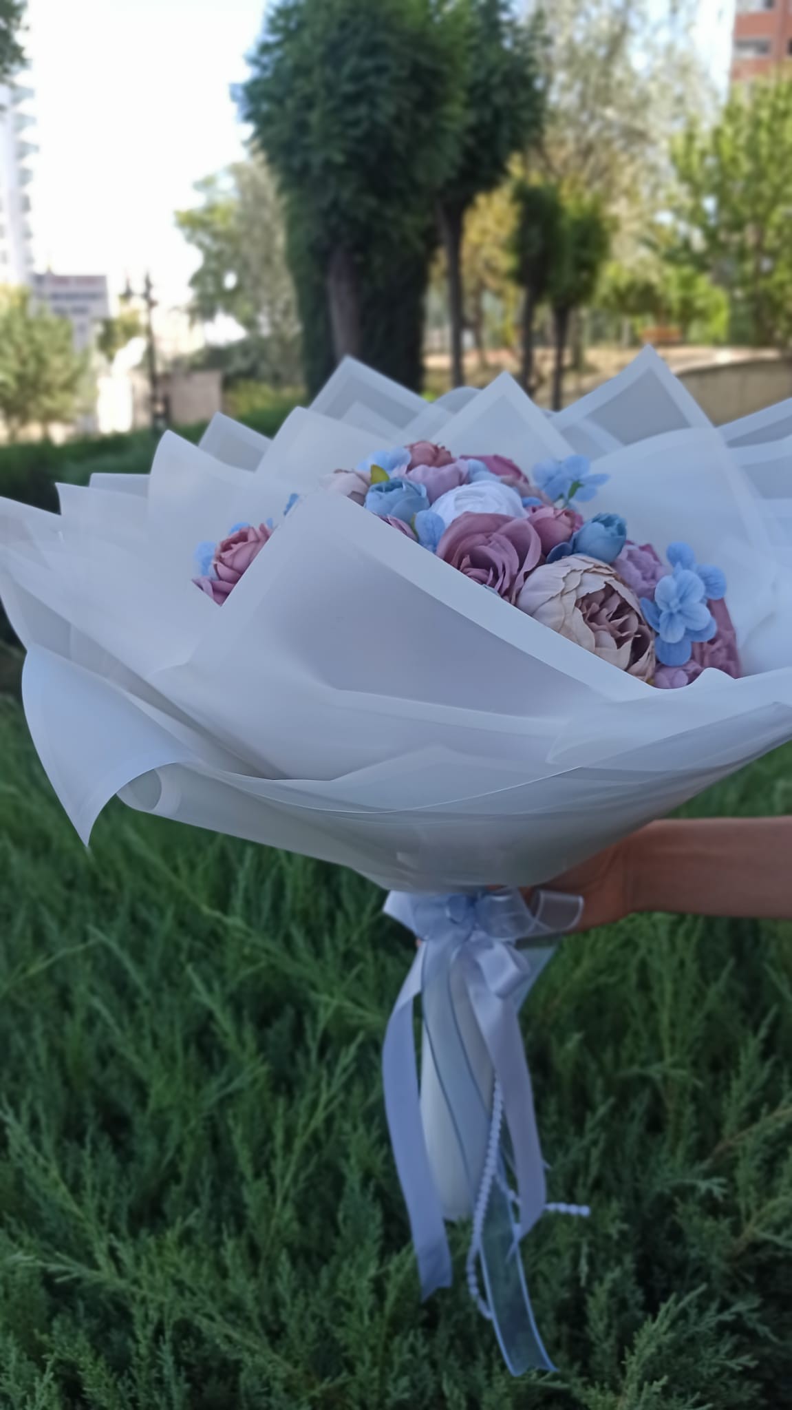 Kız İsteme Söz El Çiçeği Buketi ve Nişan Çikolatası - Beyaz Şakayık Mavi Ortanca Pemebe Gül 
