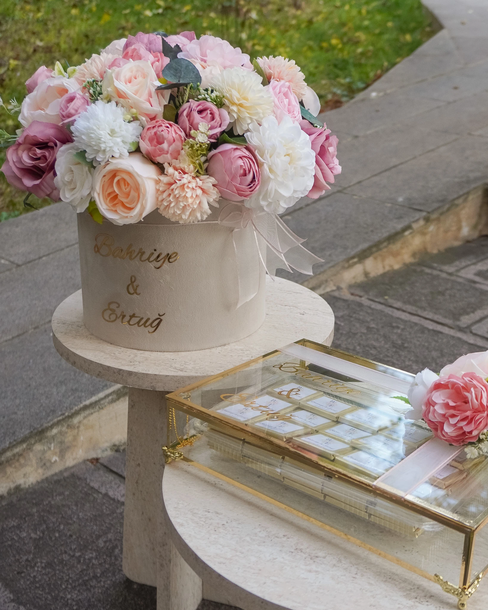 Kutuda Kahverengi Şakayık İsteme Çiçeği ve Çikolatası