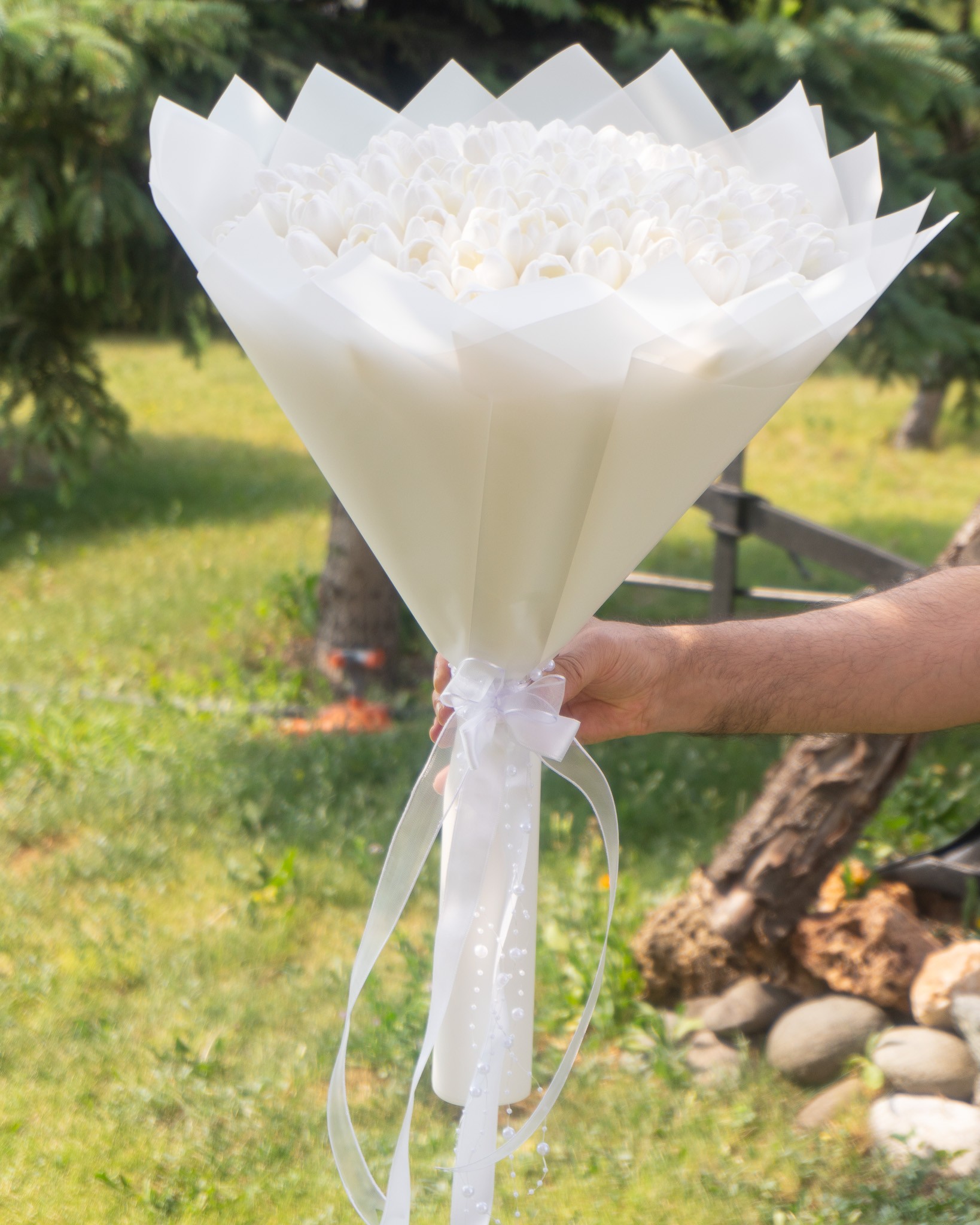 84 Adet Lale ile İsteme Buketi Solmayan Çiçek Yapay Kız İsteme Çiçeği ve Cam Kutuda Çikolata Söz Nişan Seti Nikah Şeker