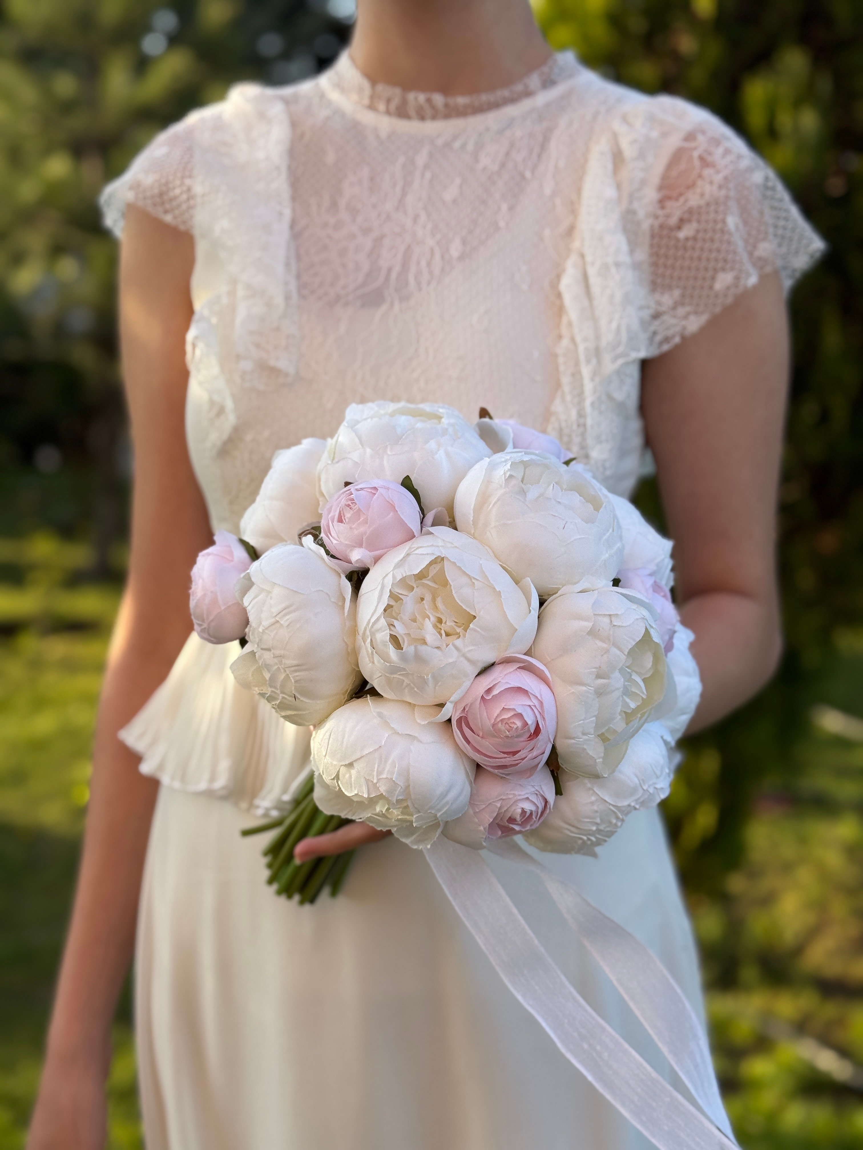 Pudra Pembe Kırık Beyaz Şakayık Soft Renklerde Sade Gelin Buketi Nikah Çiçeği