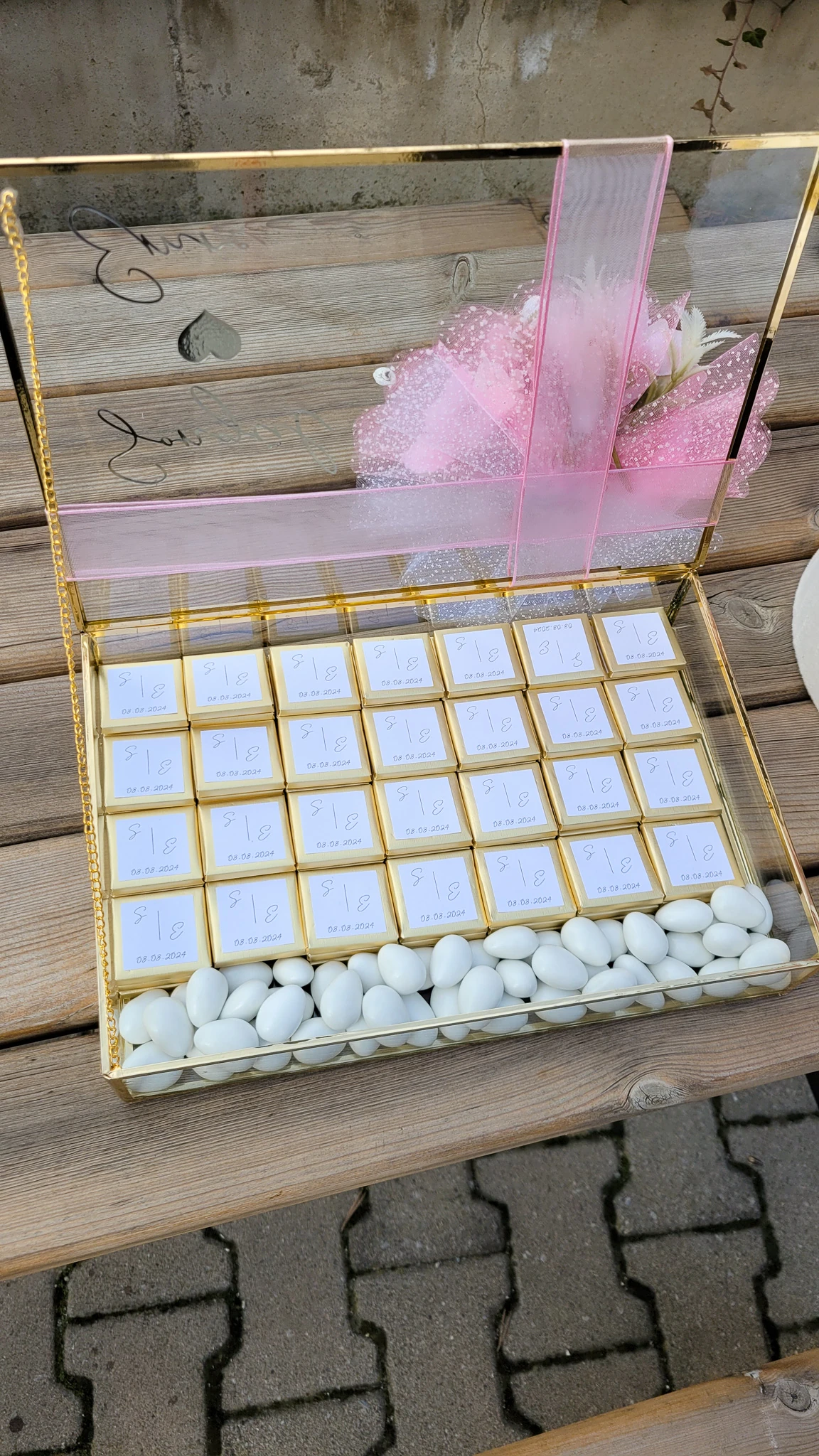 Kutuda Kız İsteme Söz Nişan Çiçeği ve Çikolatası - Solmayan Yapay Şakayık - Pembe Beyaz