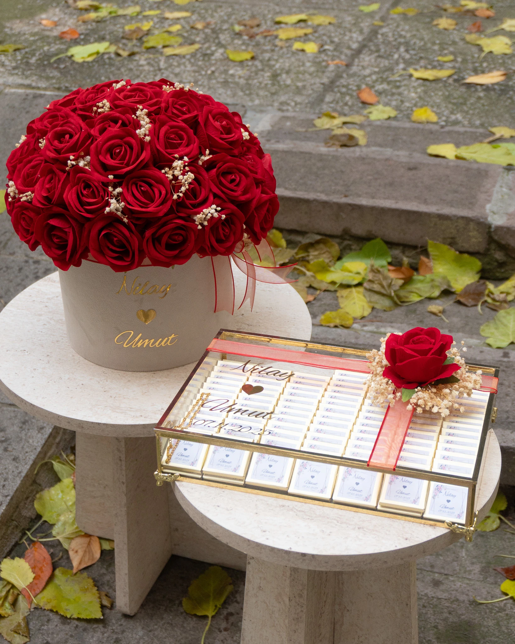 Kutuda Gül Kız İsteme Çiçeği ve Cam Kutuda İsimli Nikah Şekeri Söz Nişan Çikolata Seti