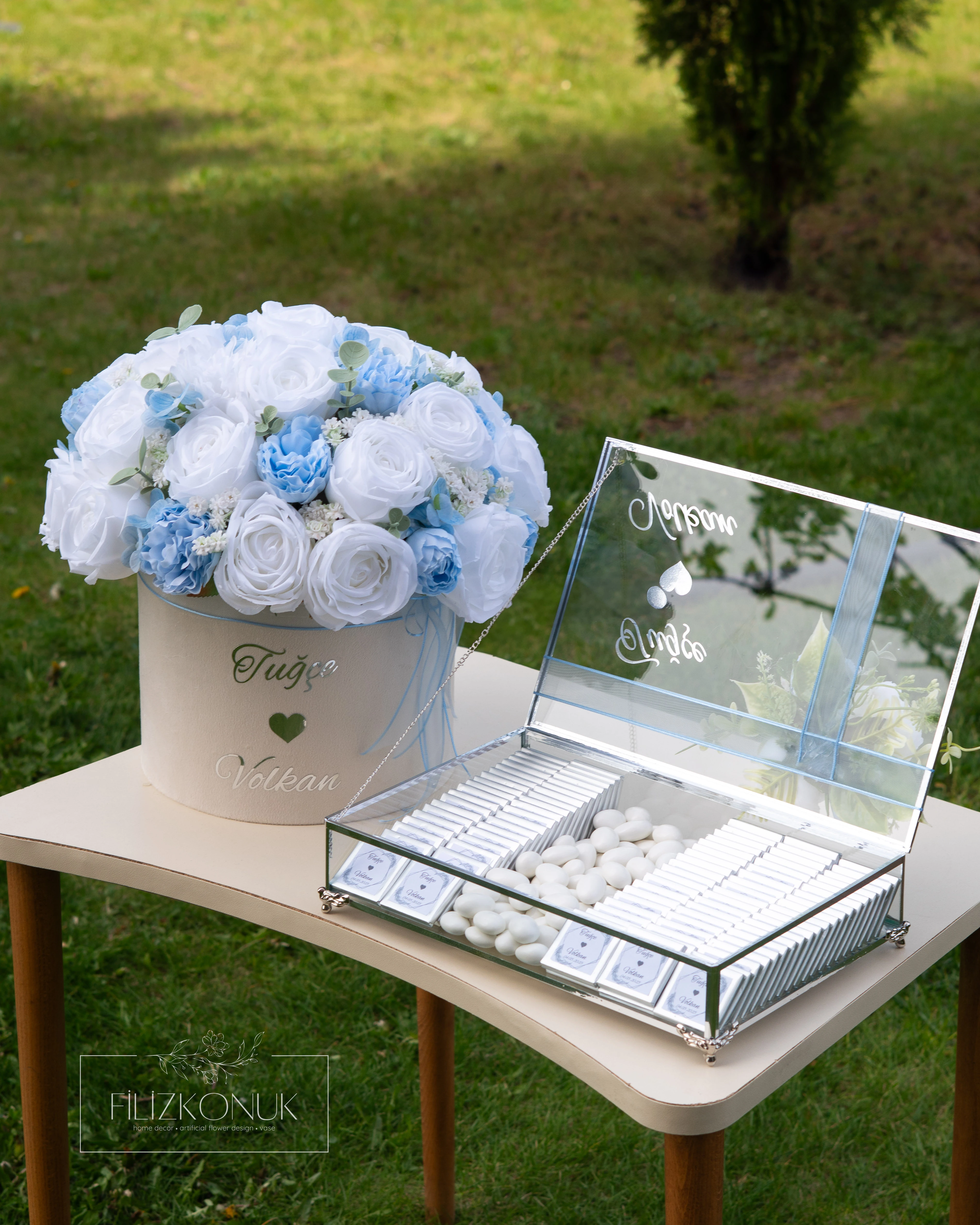 Kutuda Kız İsteme Çiçeği ve Söz Nişan Çikolata Seti - Solmayan Yapay Çiçek - Mavi Beyaz Renk Gümüş Detaylar 