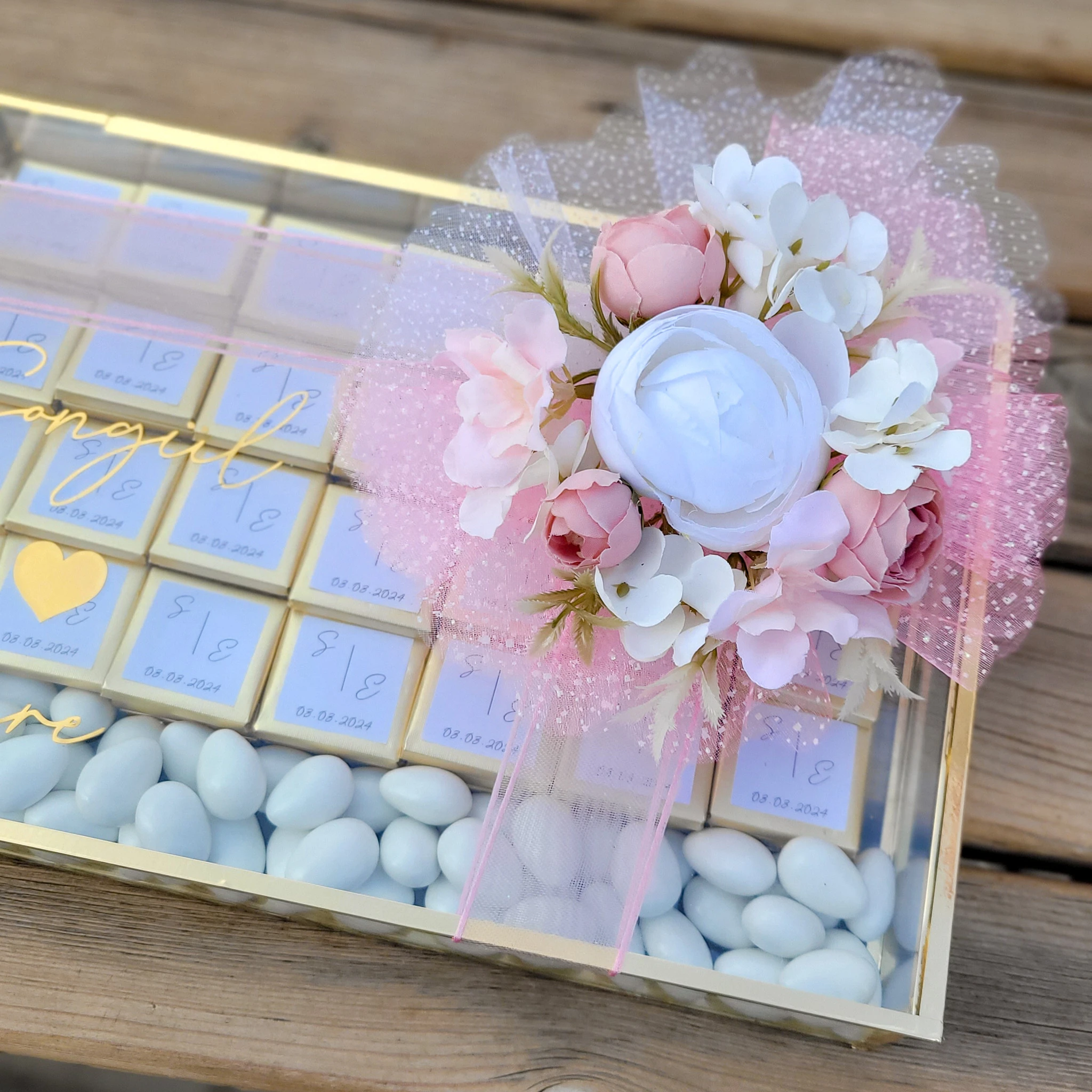 Kutuda Kız İsteme Söz Nişan Çiçeği ve Çikolatası - Solmayan Yapay Şakayık - Pembe Beyaz