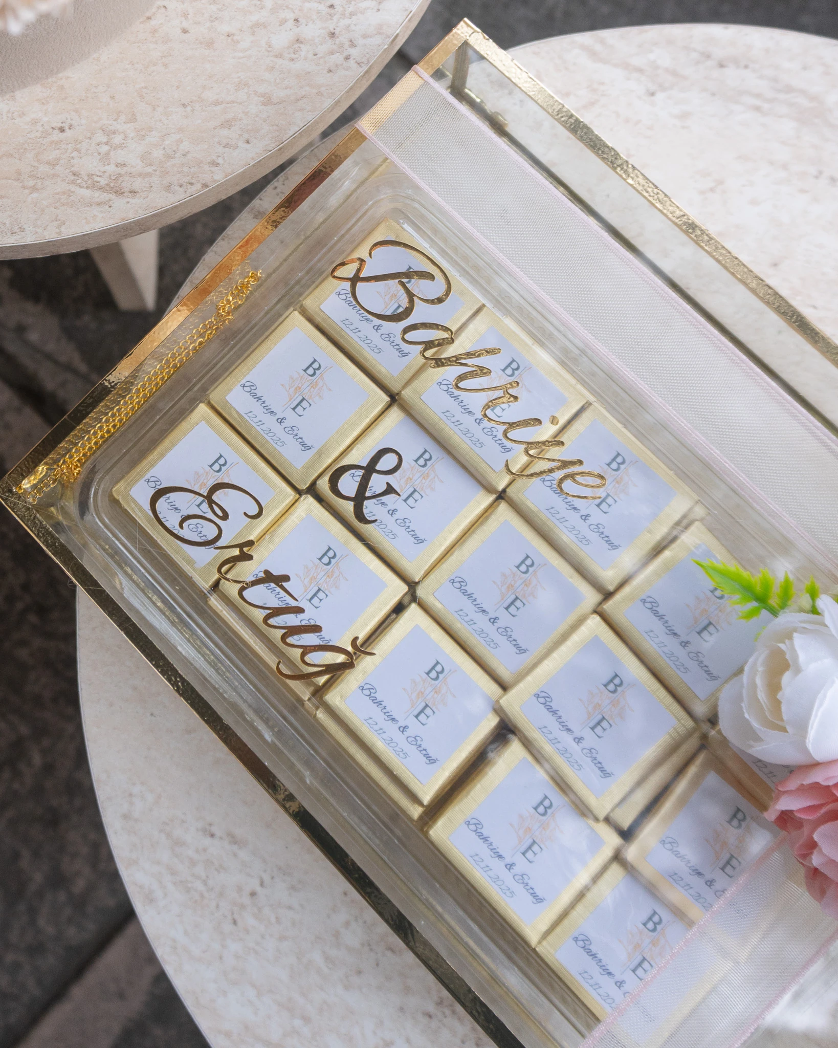 Kutuda Kahverengi Şakayık İsteme Çiçeği ve Çikolatası