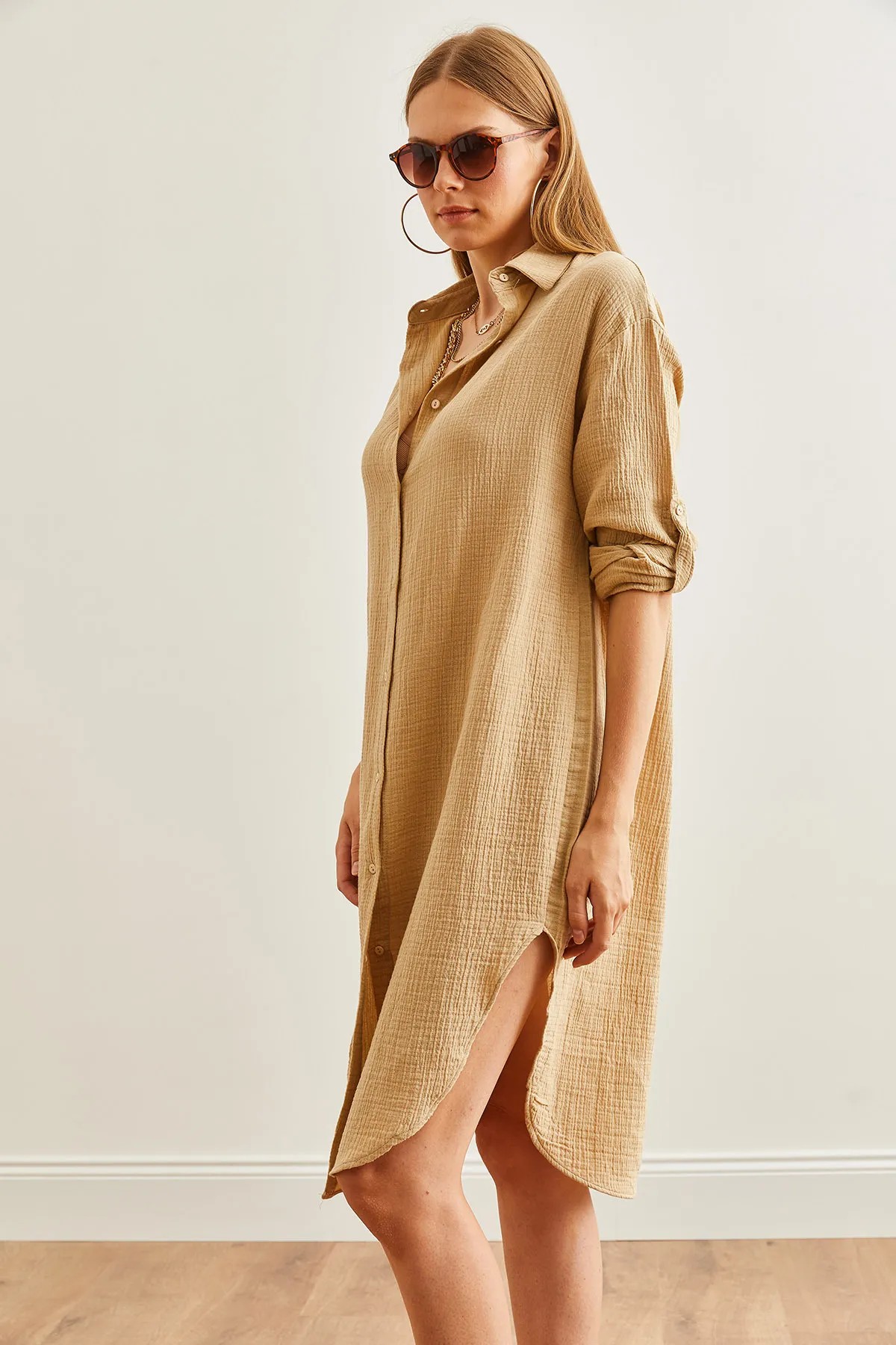 Yanları Oval Yırtmaçlı Müslin Gömlek Elbise - Toptan - Camel