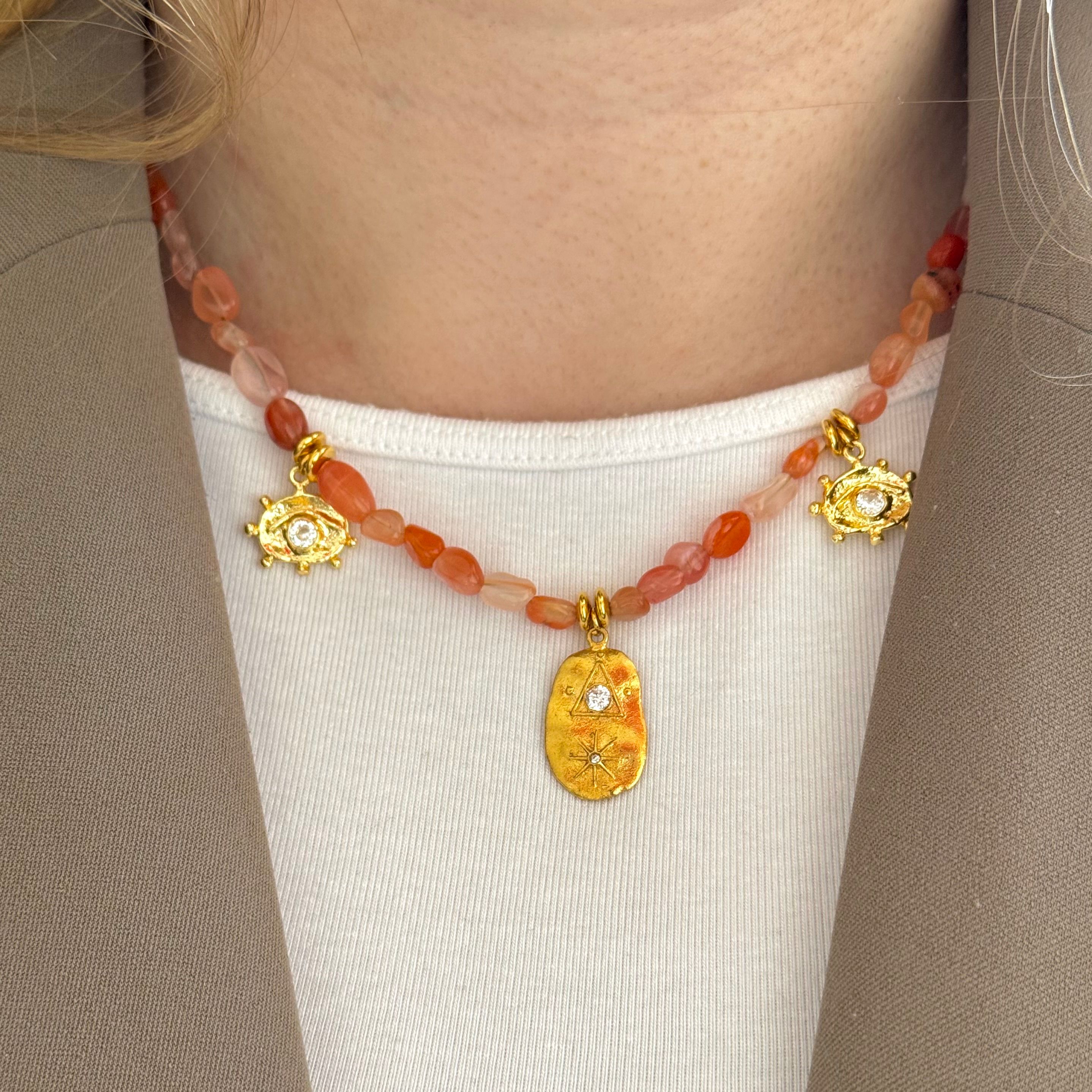 Charm detaylı doğal taş kolye