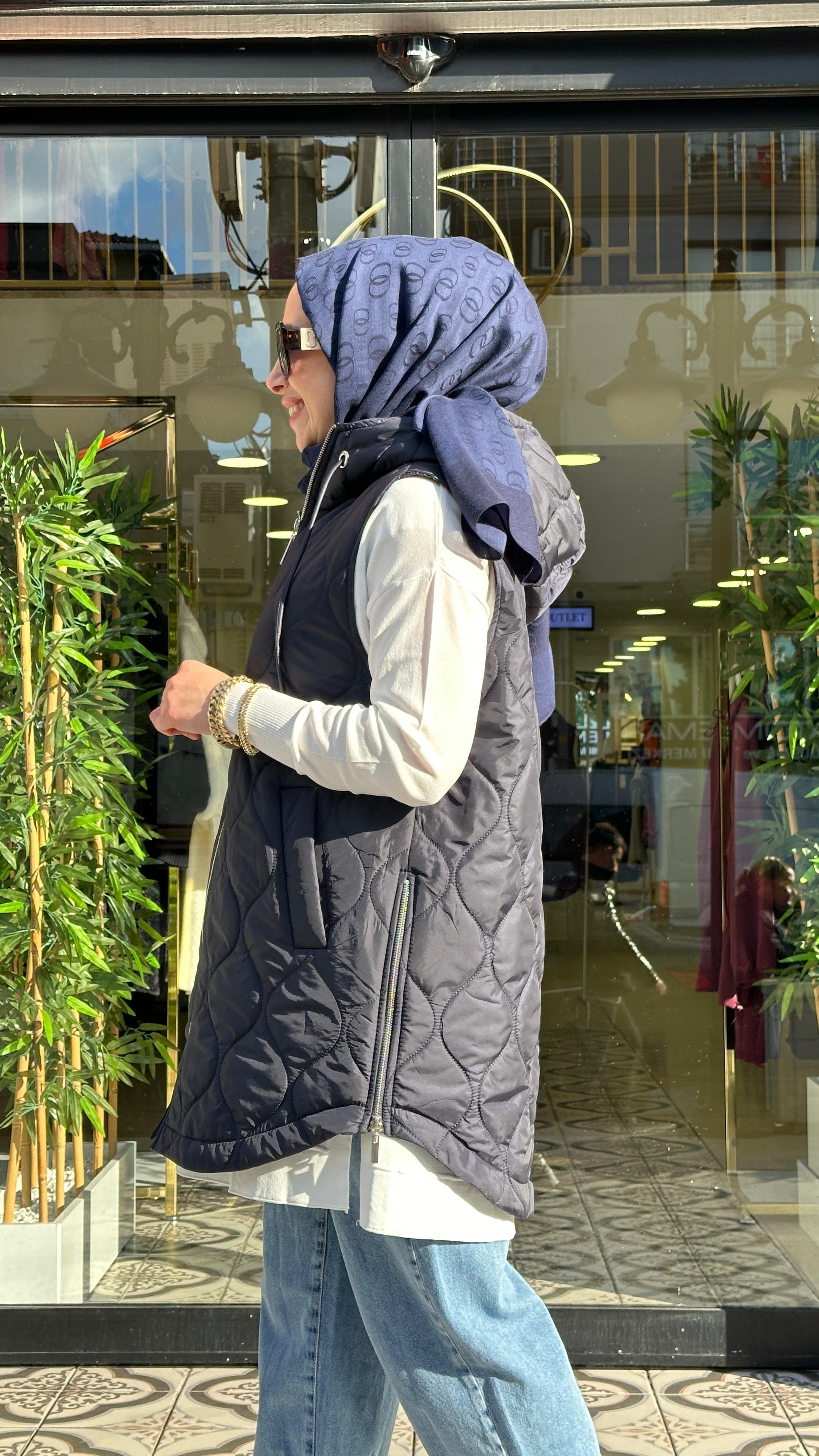 YANLARI FERMUARLI YELEK