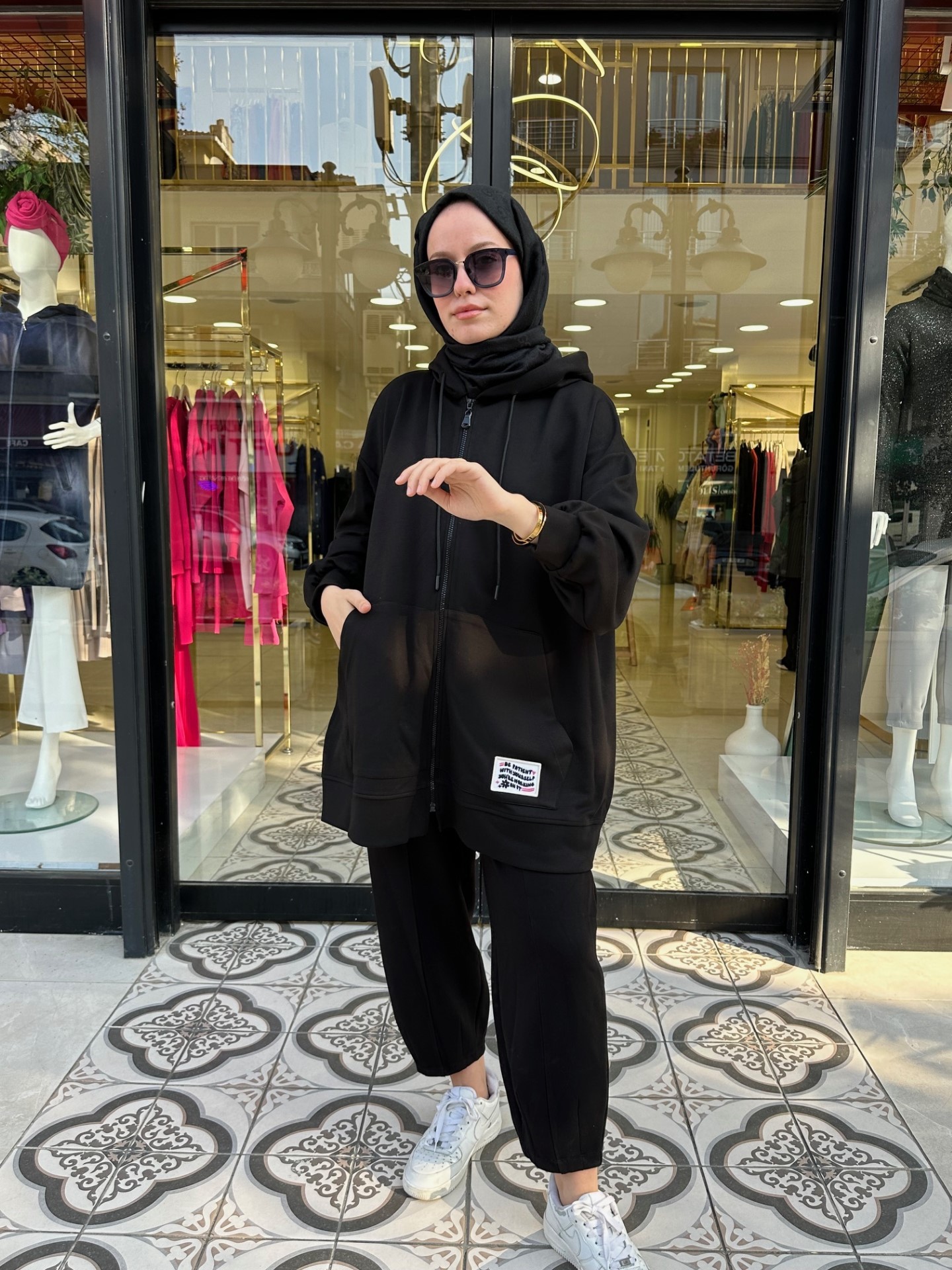 ETİKET KAPŞONLU SWEAT