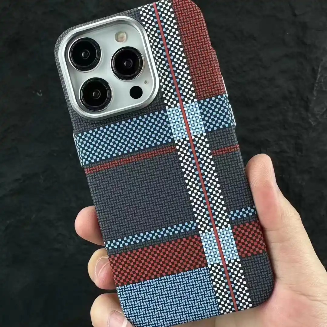 iPhone 15 Ekose Desenli Karbon Fiber Kılıf (Magsafe Özellikli) - Lacivert-Kırmızı-Mavi