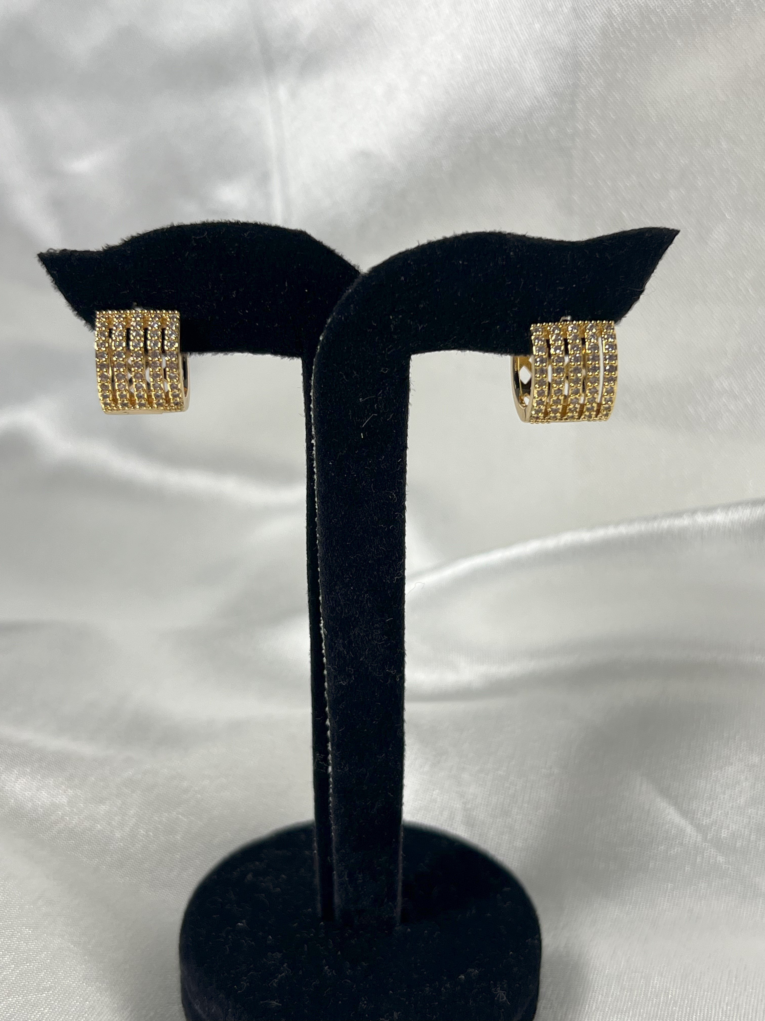 TAŞLI ZARİF KÜPE