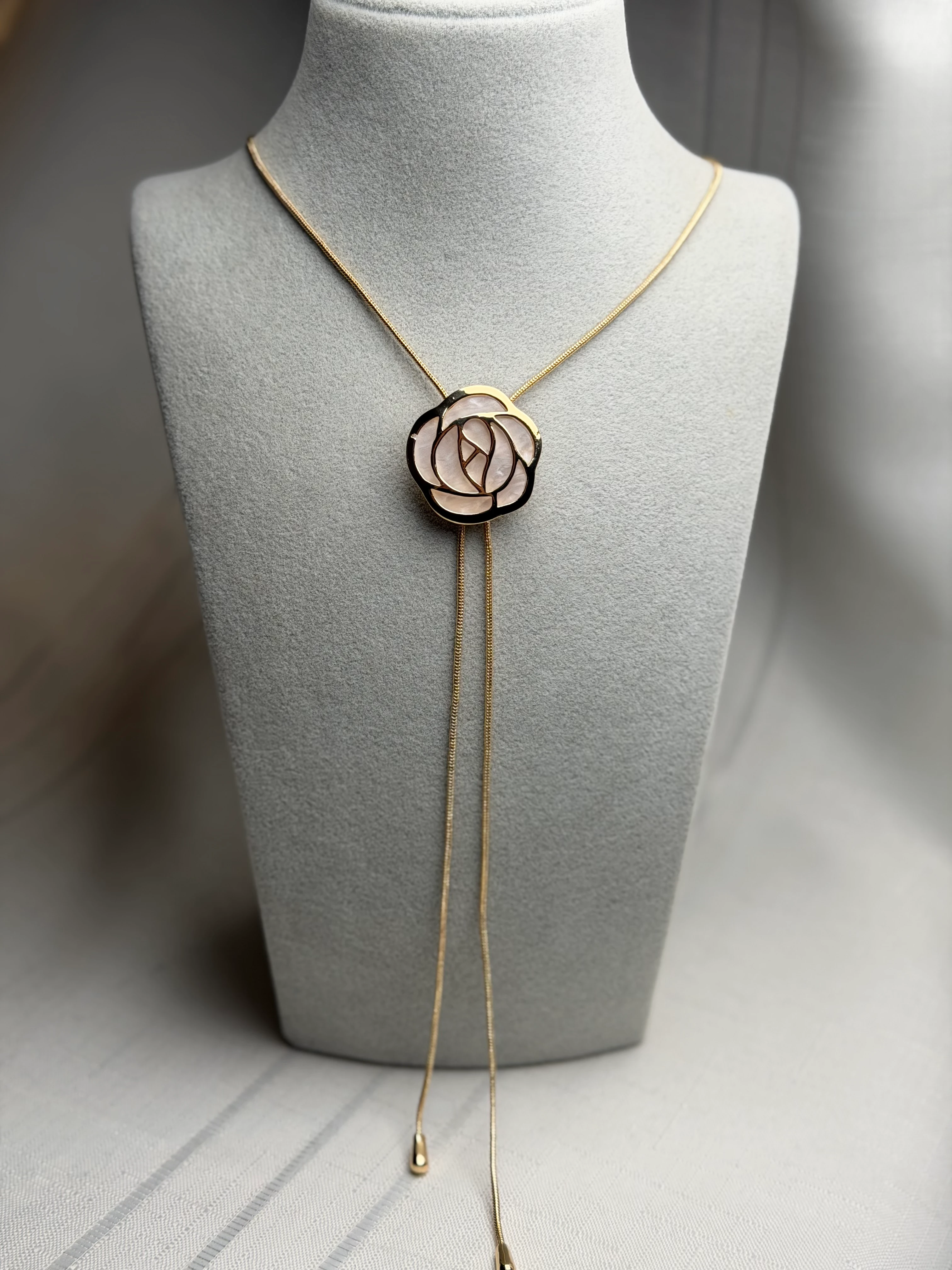 Gold Renk Asansörlü Beyaz Gül Y Kolye