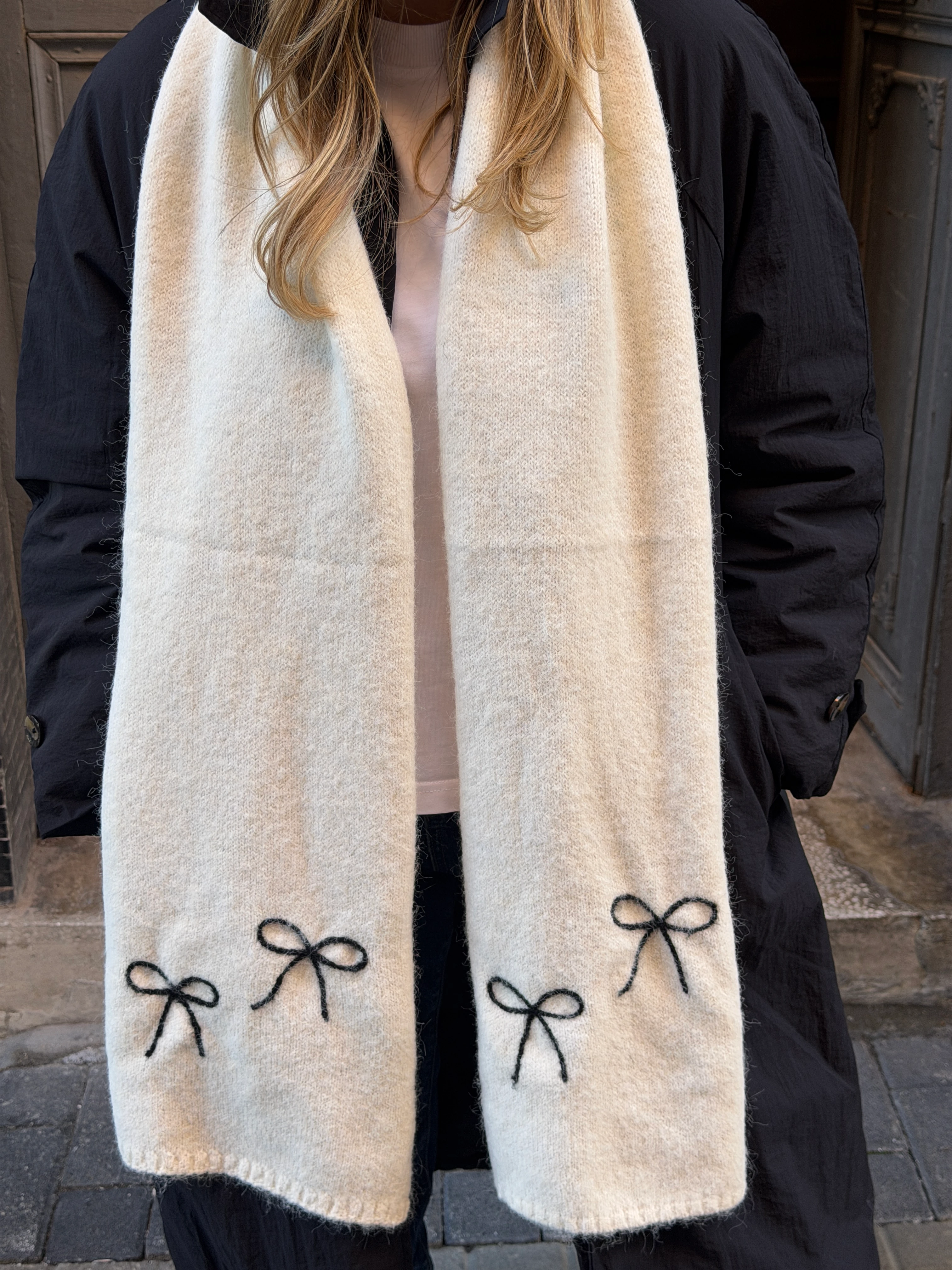 Bej Renk Fiyonk Detay Bere Atkı Set