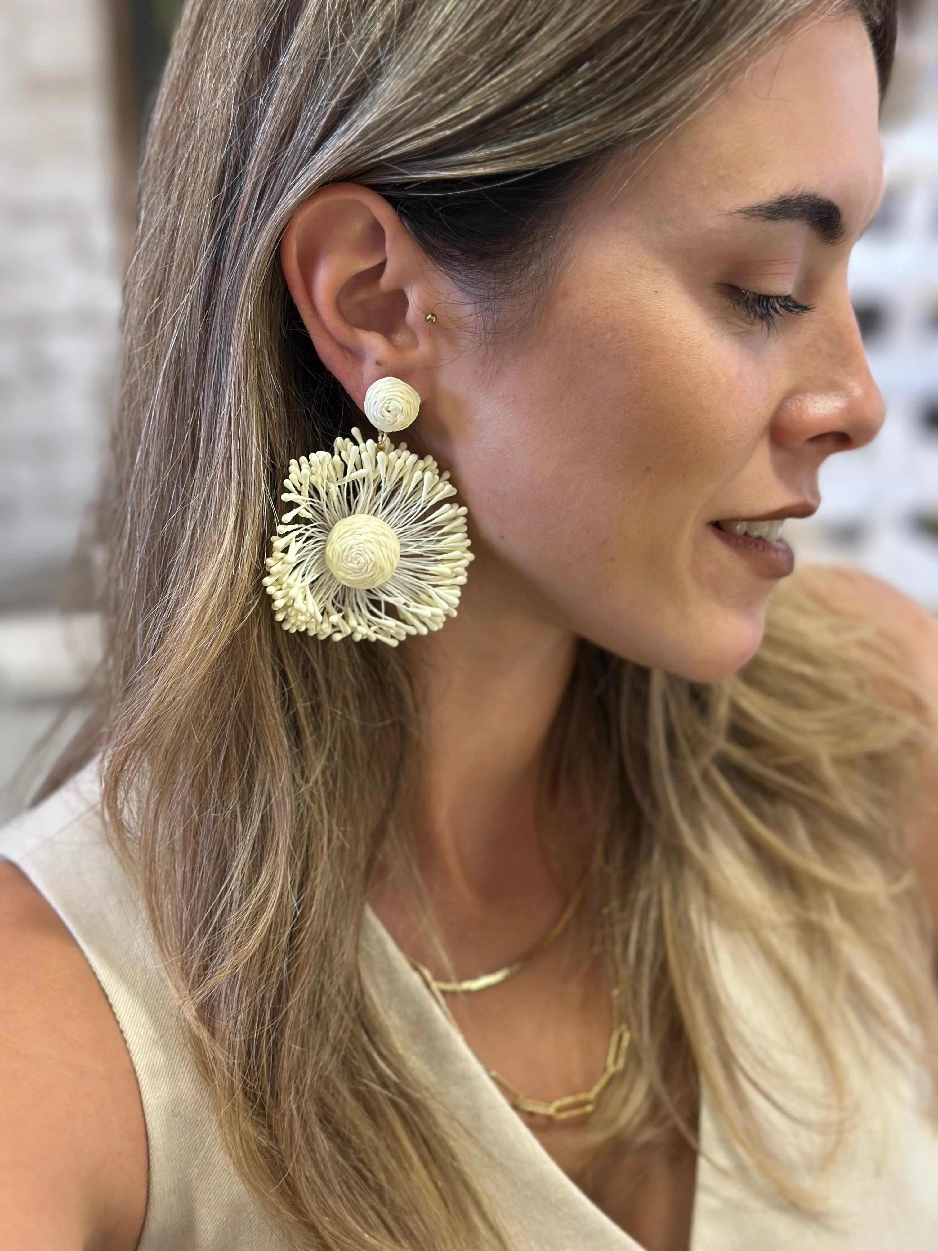 Marka Model Beyaz Hasır Çiçek Küpe