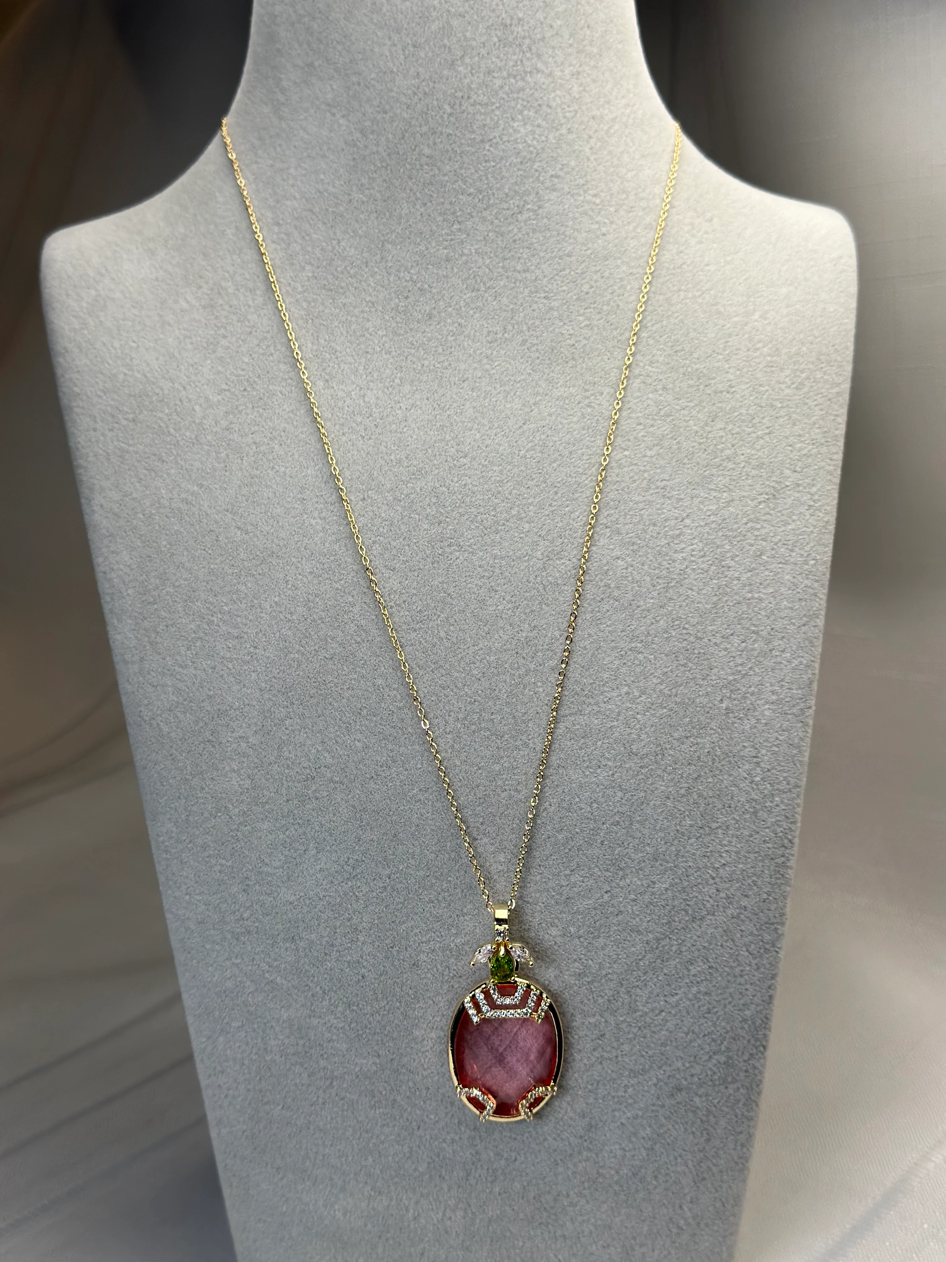 Özel Seri Marka Model Gold Renk Kırmızı Taş Arı Detay Kolye