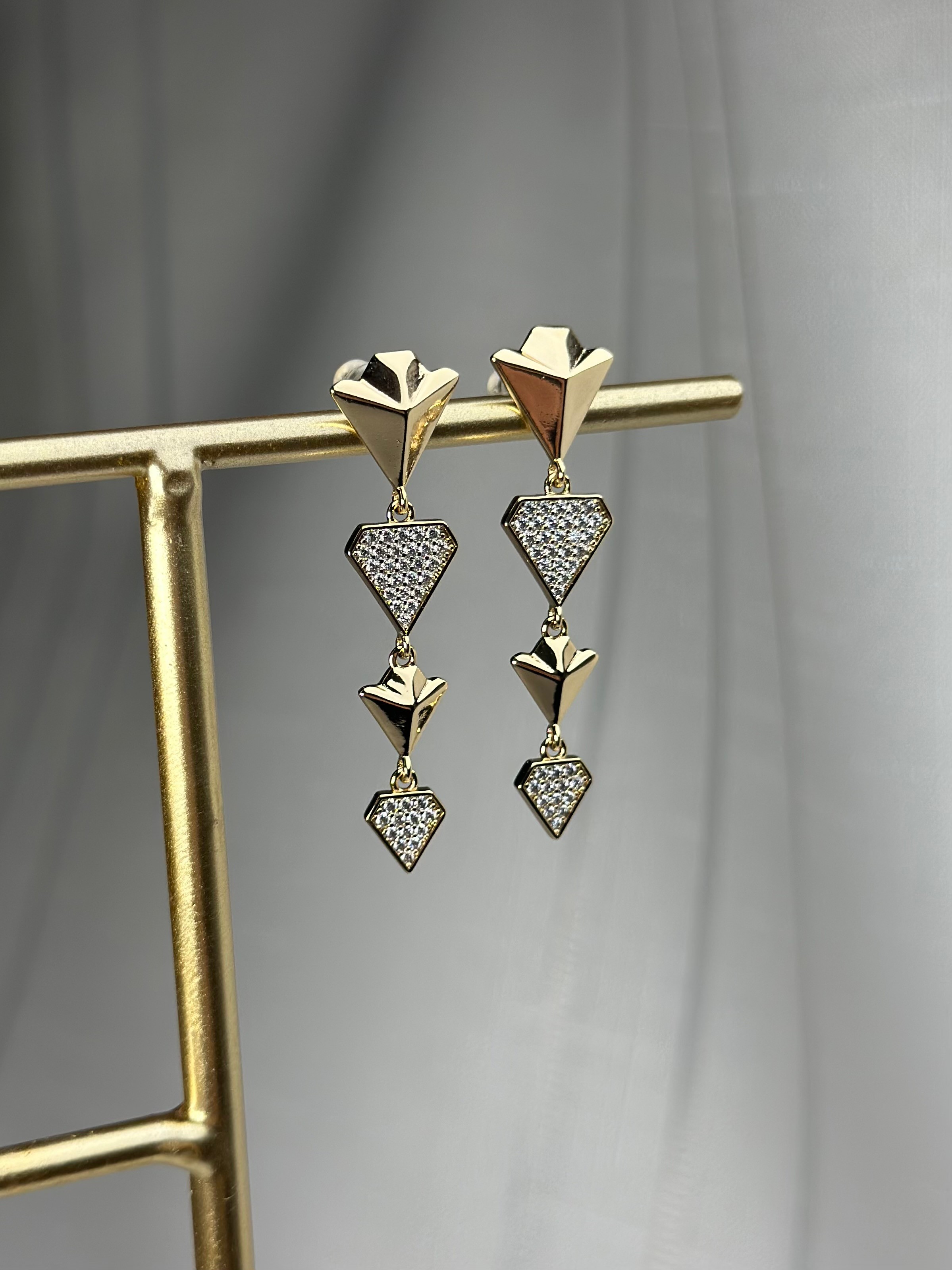 Xuping 14k Zirkon Taş Üçgen Sallantılı Küpe