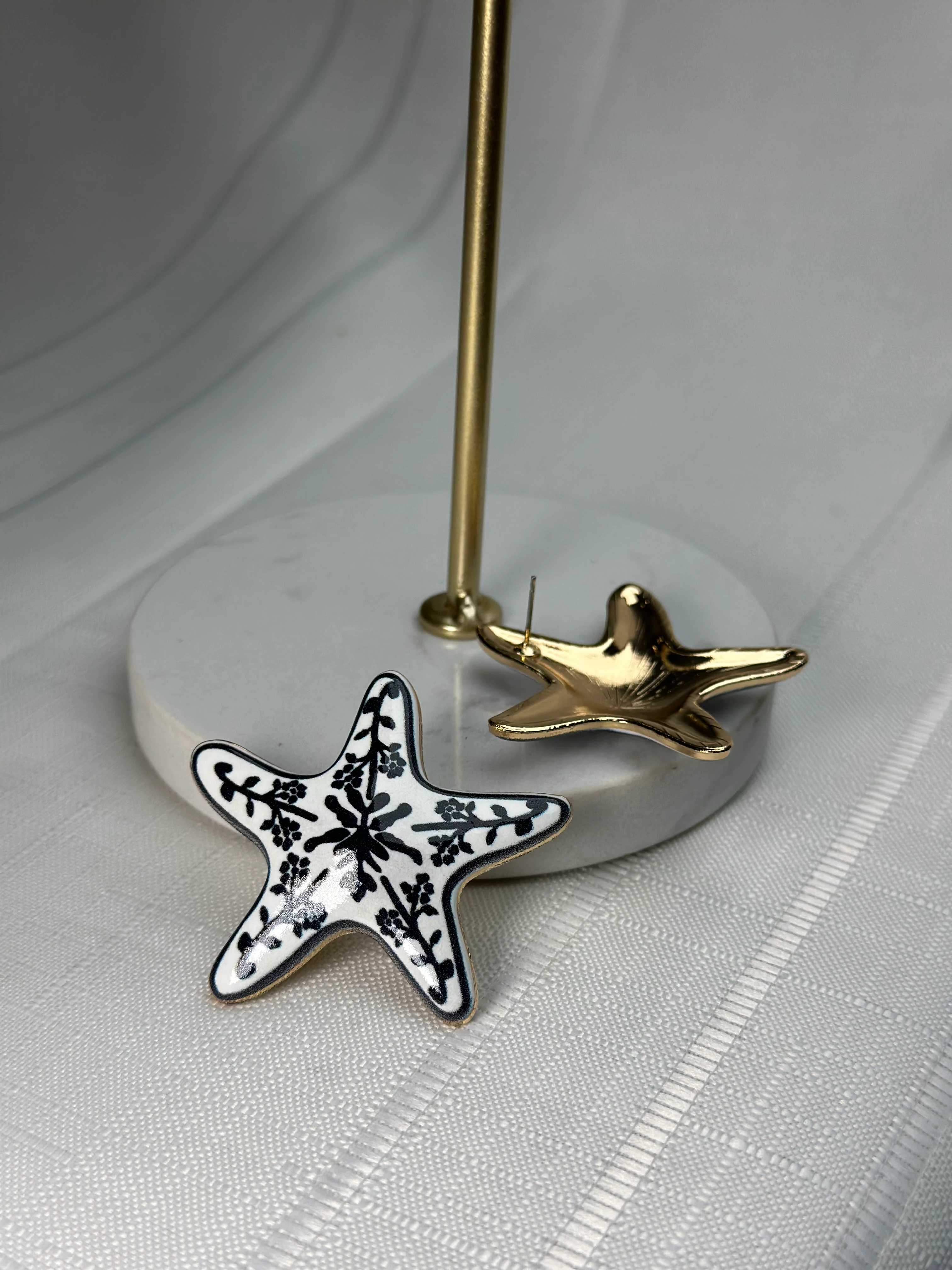 Marka Model Siyah Beyaz Deniz Yıldızı Küpe