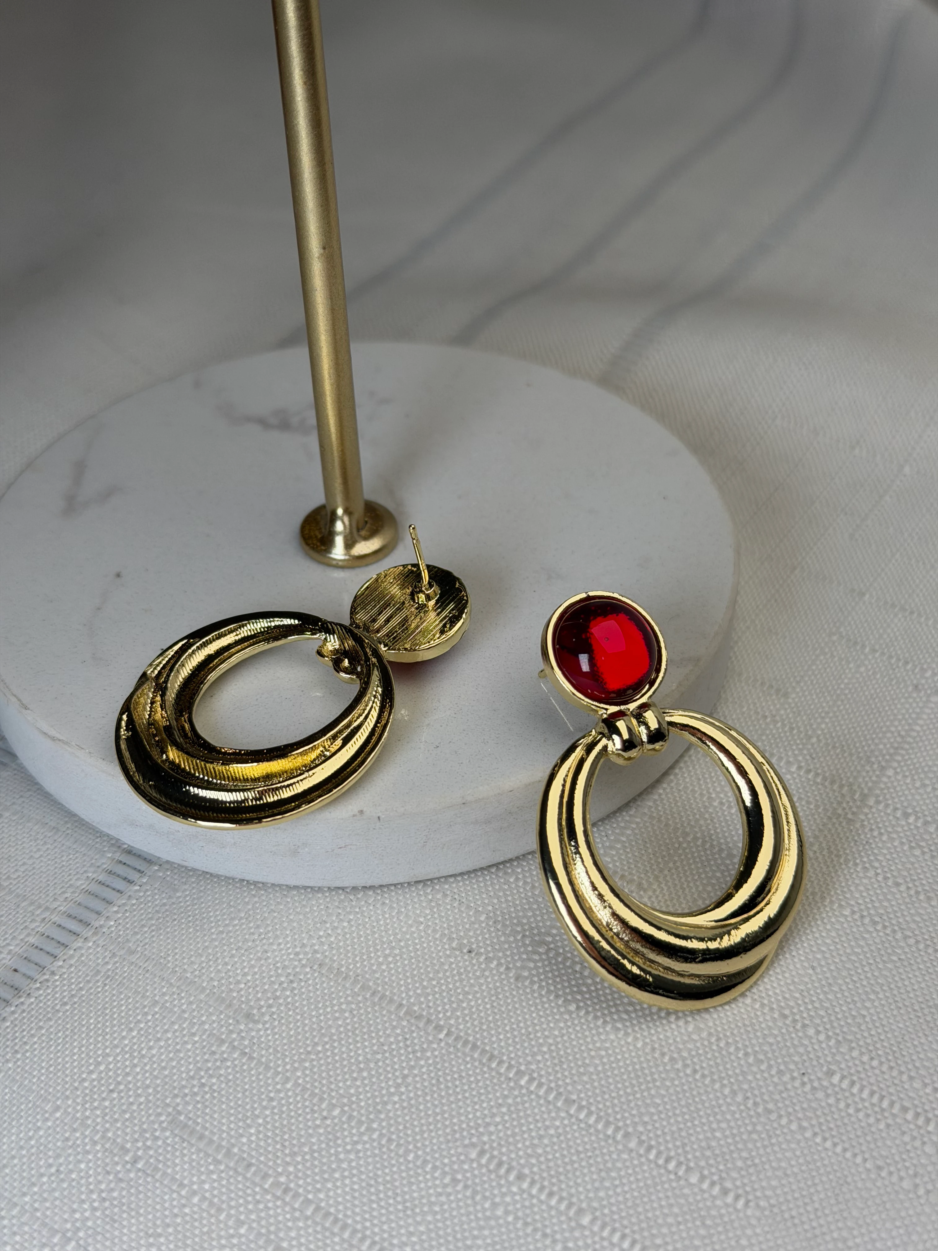 Kırmızı Taş Detay Gold Küpe