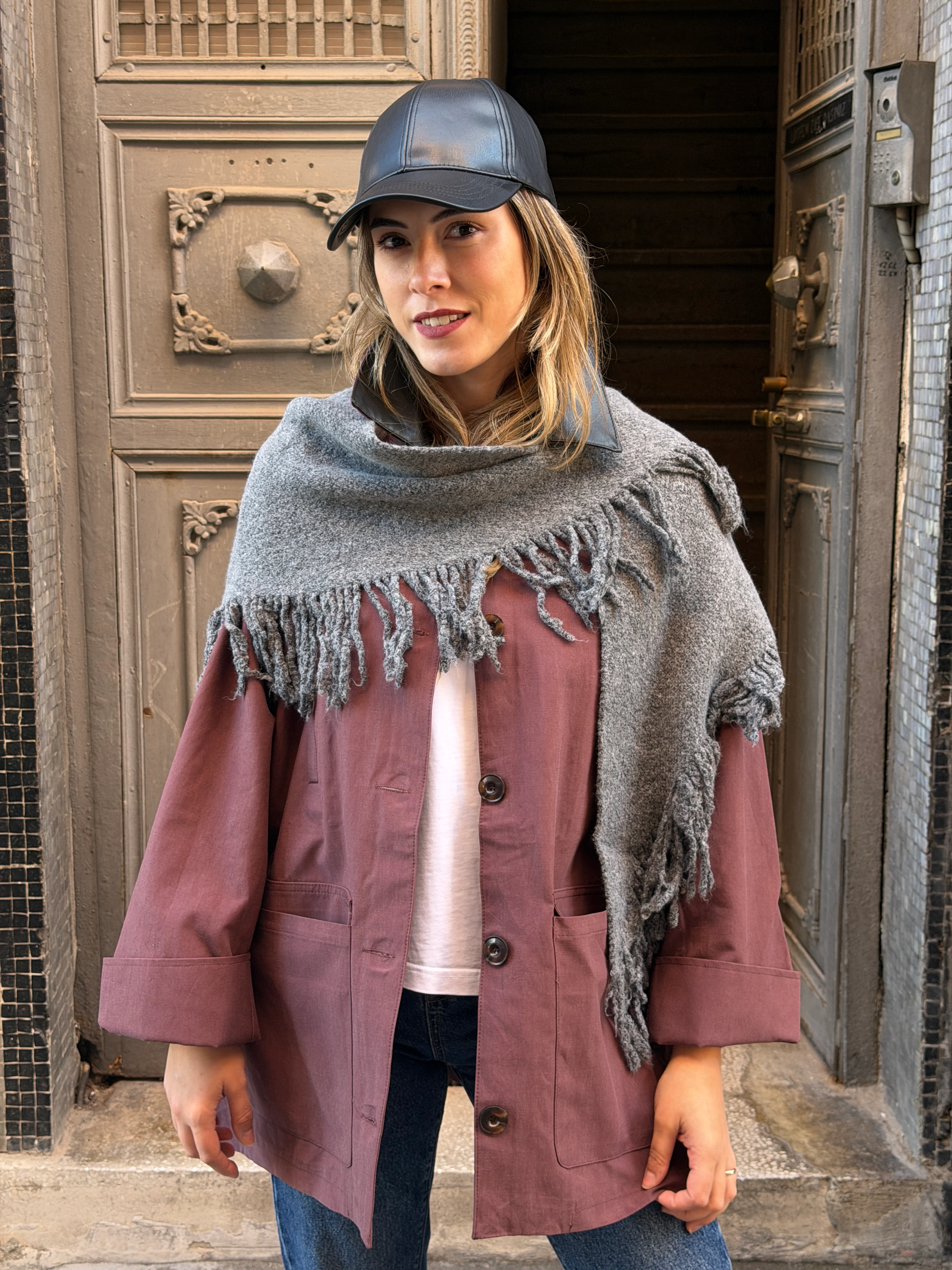 Gri Renk Püsküllü Üçgen Şal